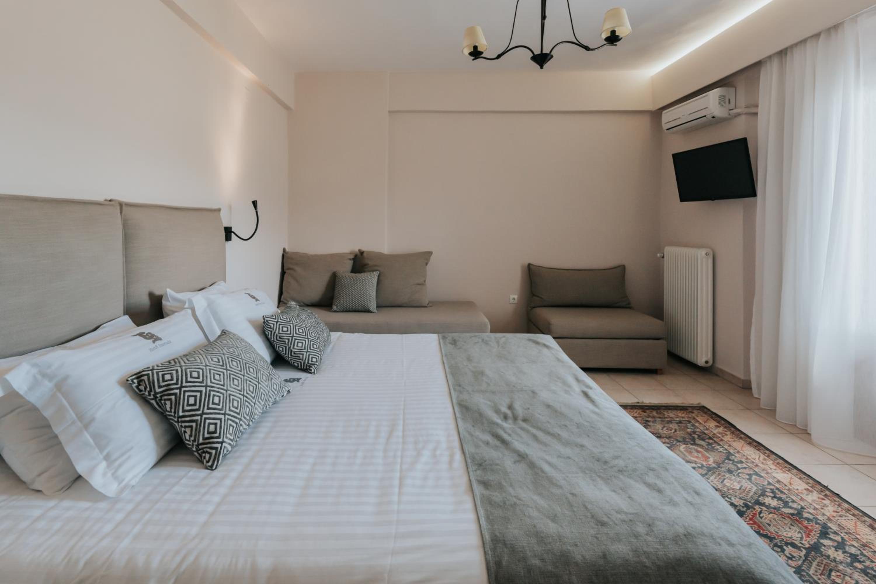 Deluxe King Room - Photo 12