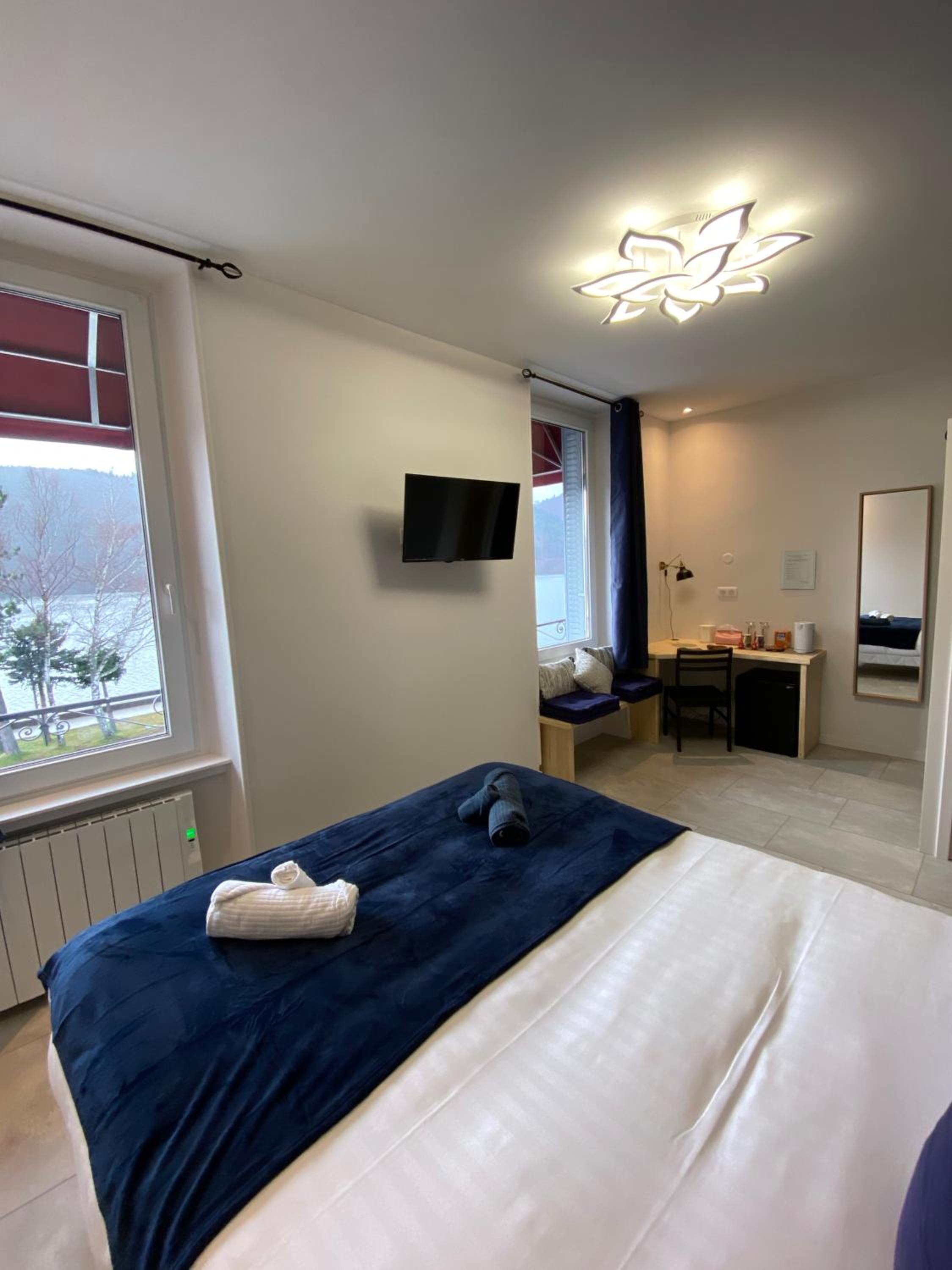 Deluxe Double Room with Lake View