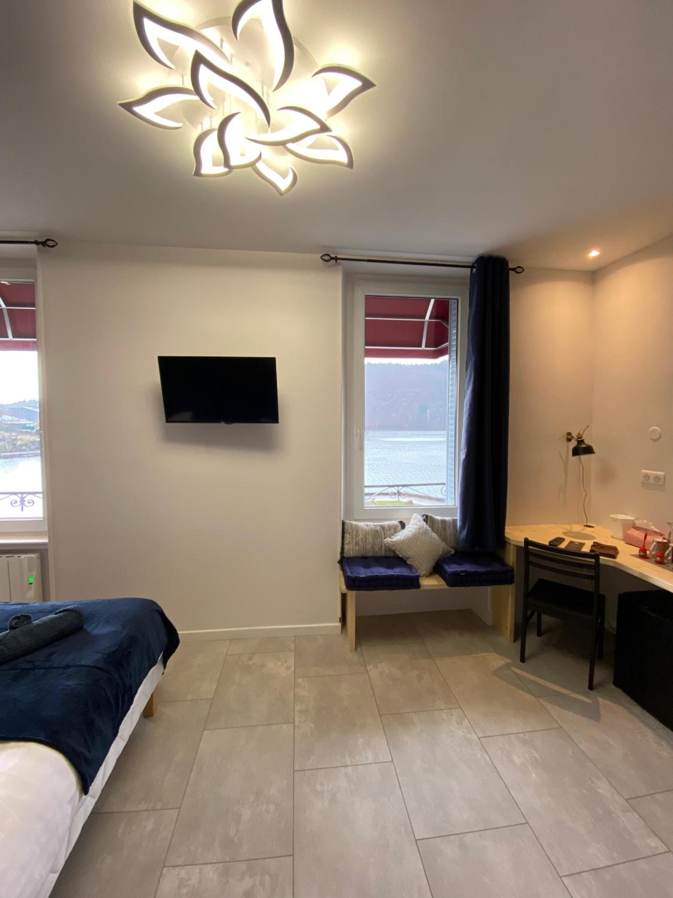 Deluxe Double Room with Lake View photo 3