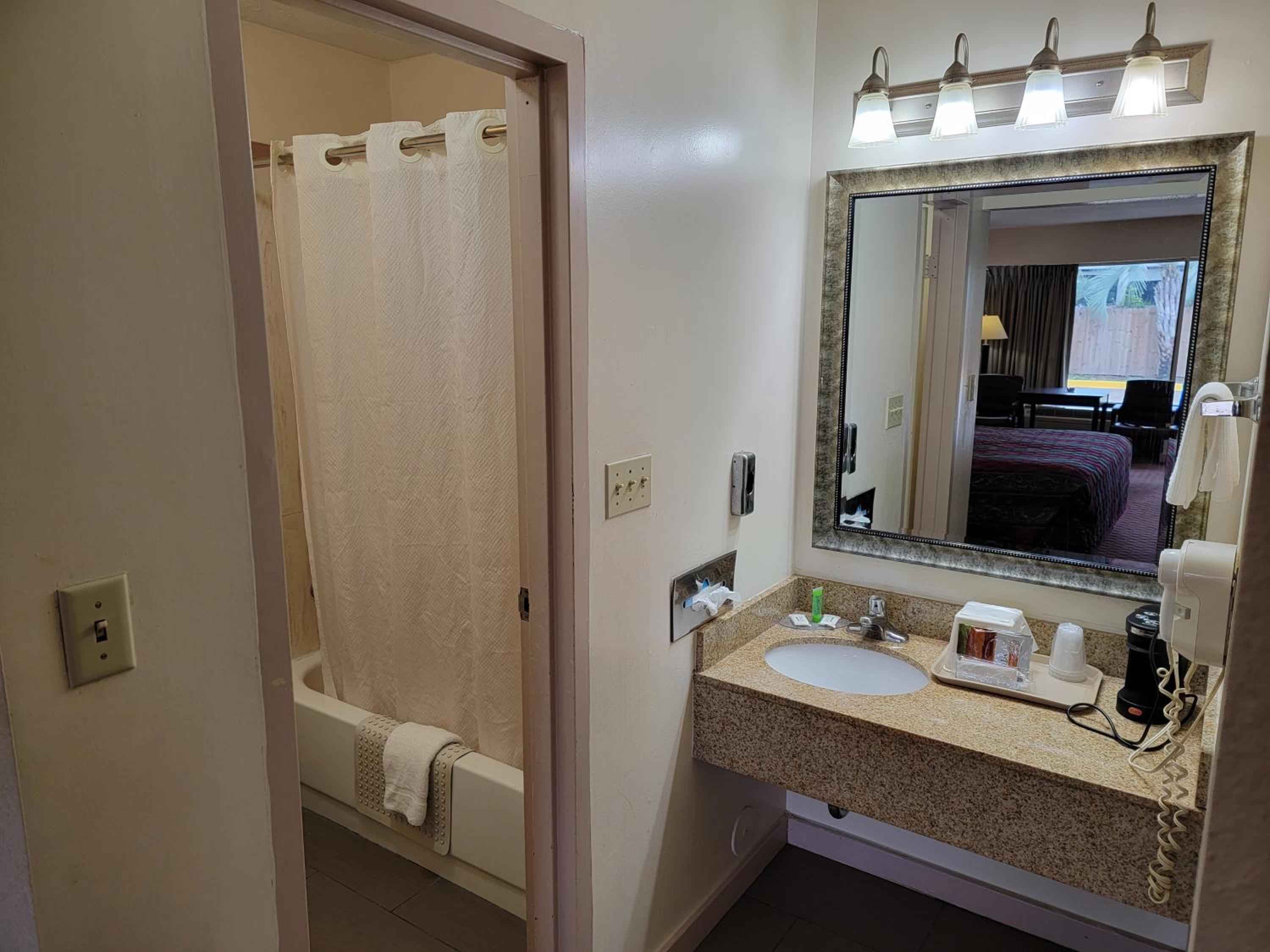 Queen Room with Two Queen Beds - Non-Smoking - Photo 8