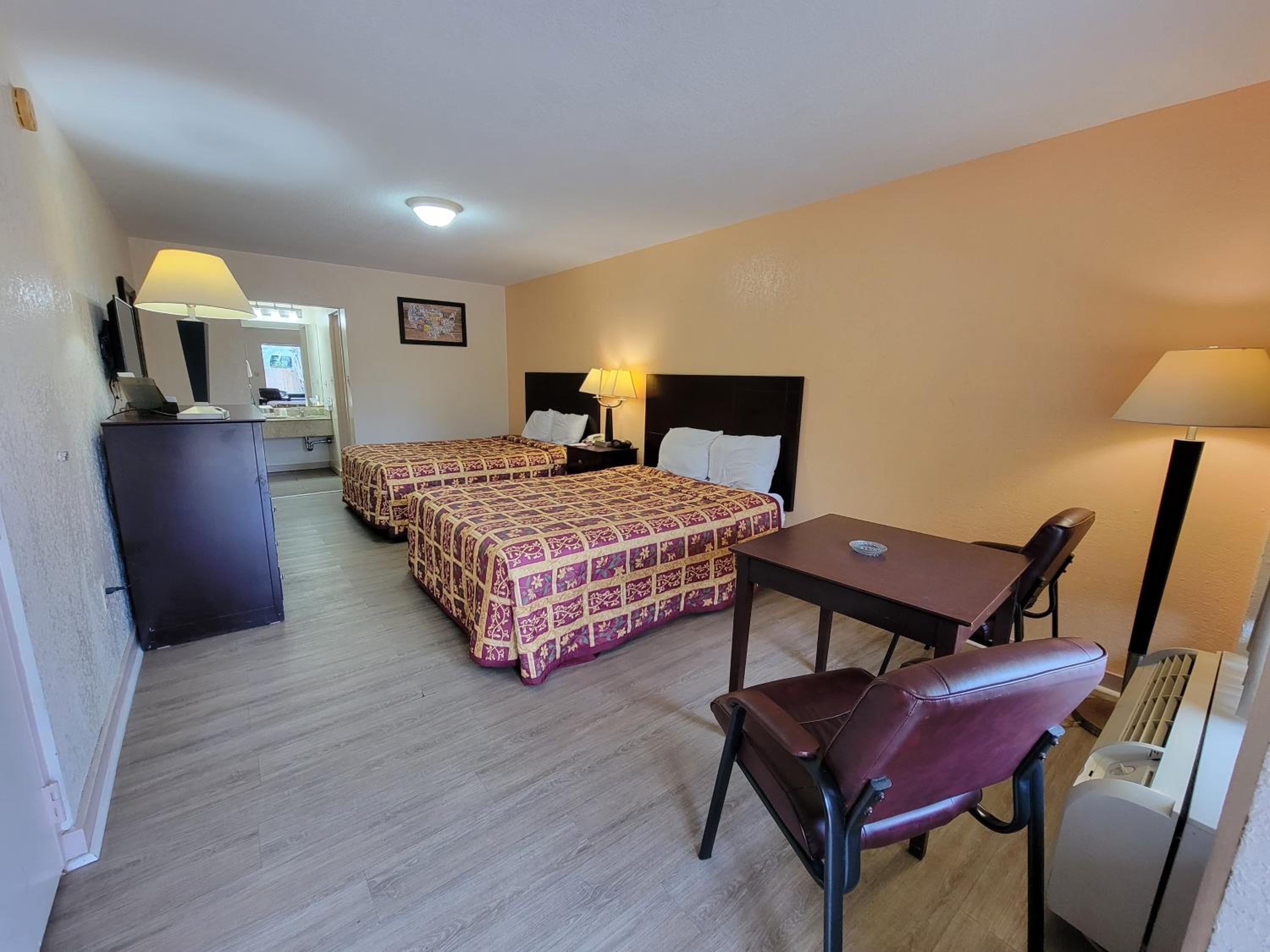 Queen Room with Two Queen Beds - Non-Smoking - Photo 3