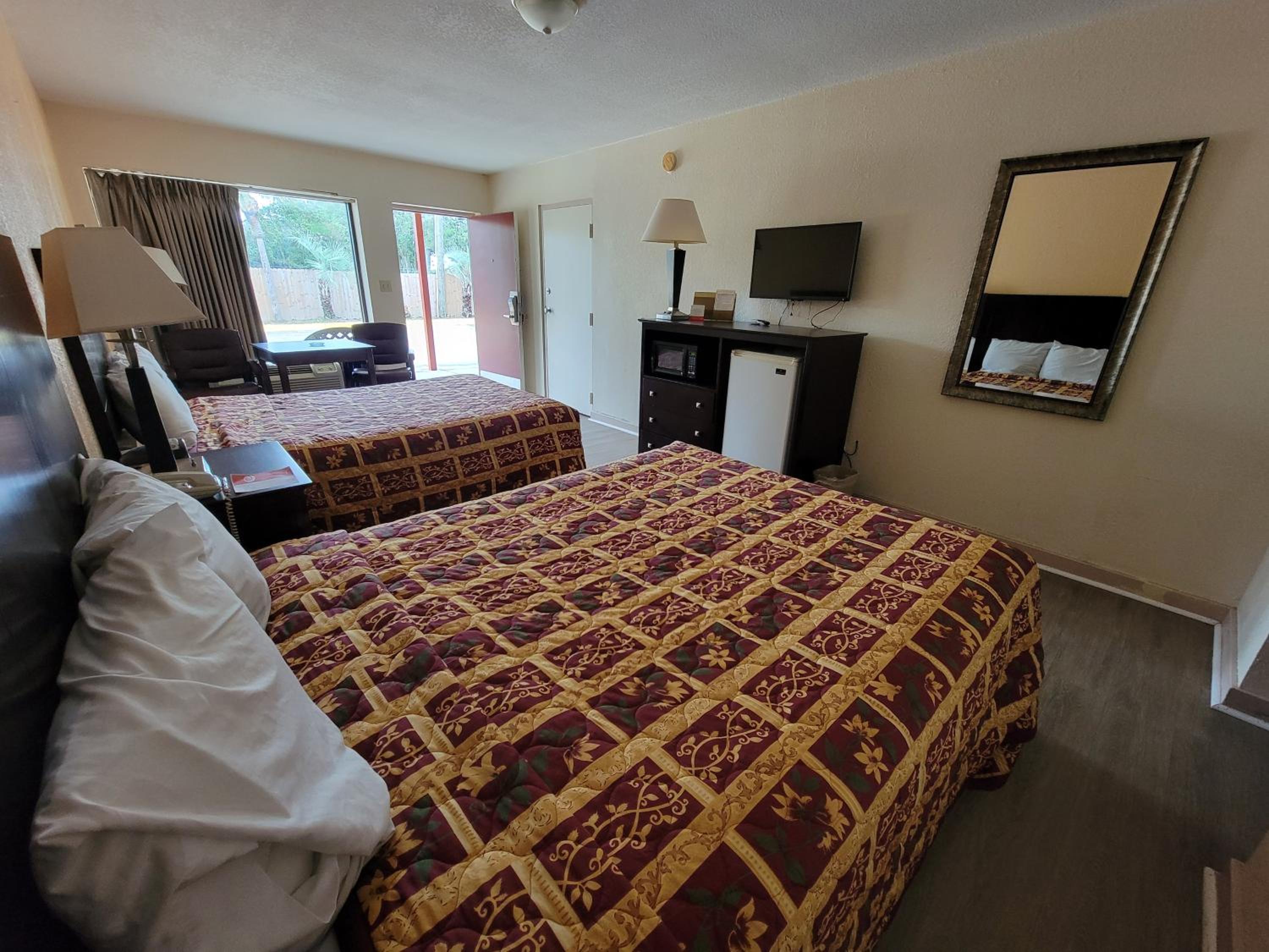 Queen Room with Two Queen Beds - Non-Smoking - Photo 7