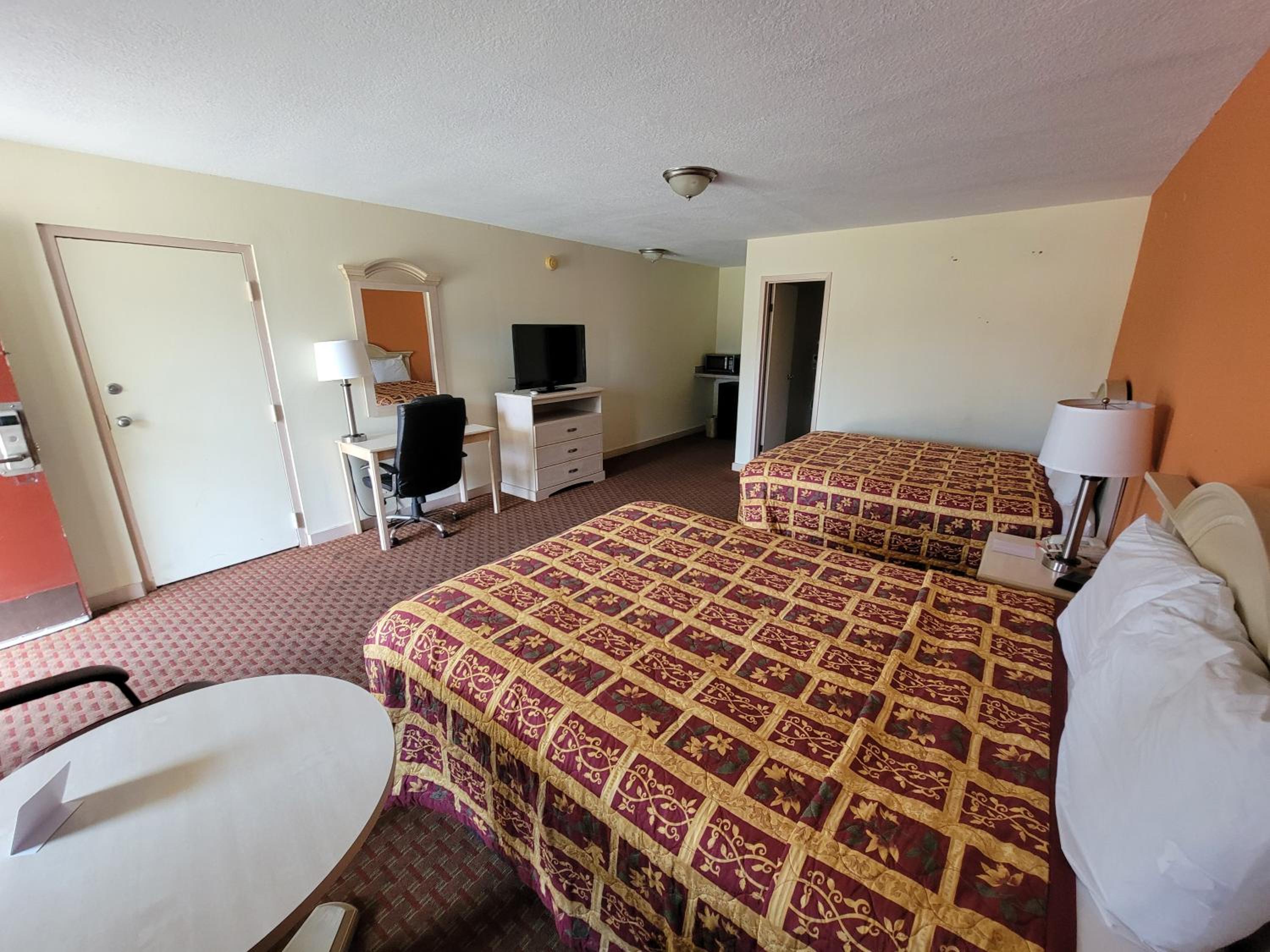 Queen Room with Two Queen Beds - Non-Smoking - Photo 6