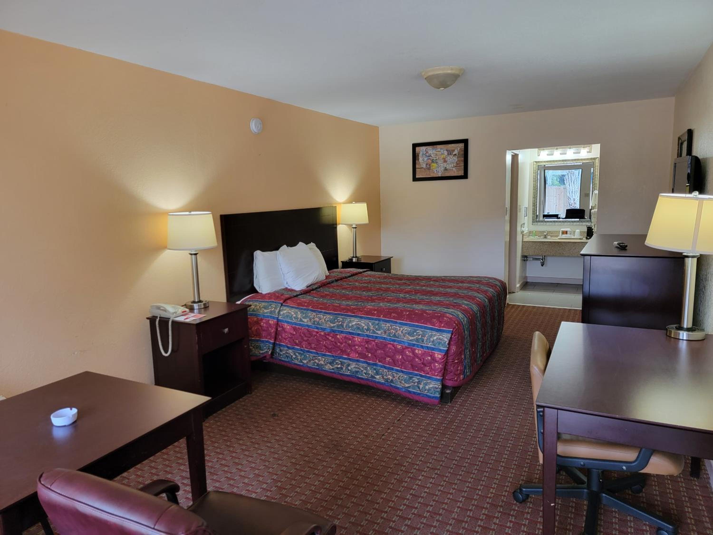 King Room - Non-Smoking - Photo 4