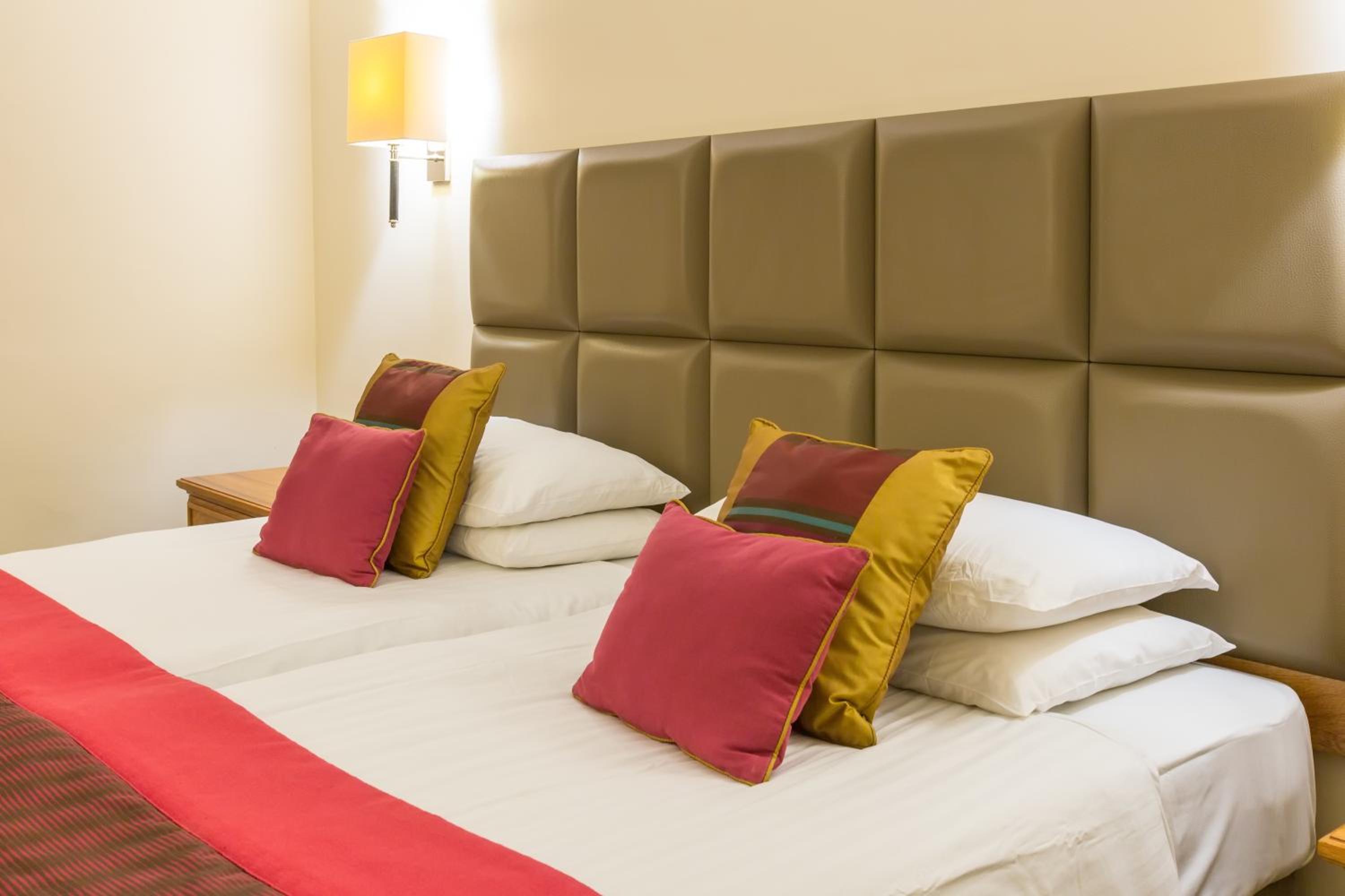 Standard Twin Room - Photo 4