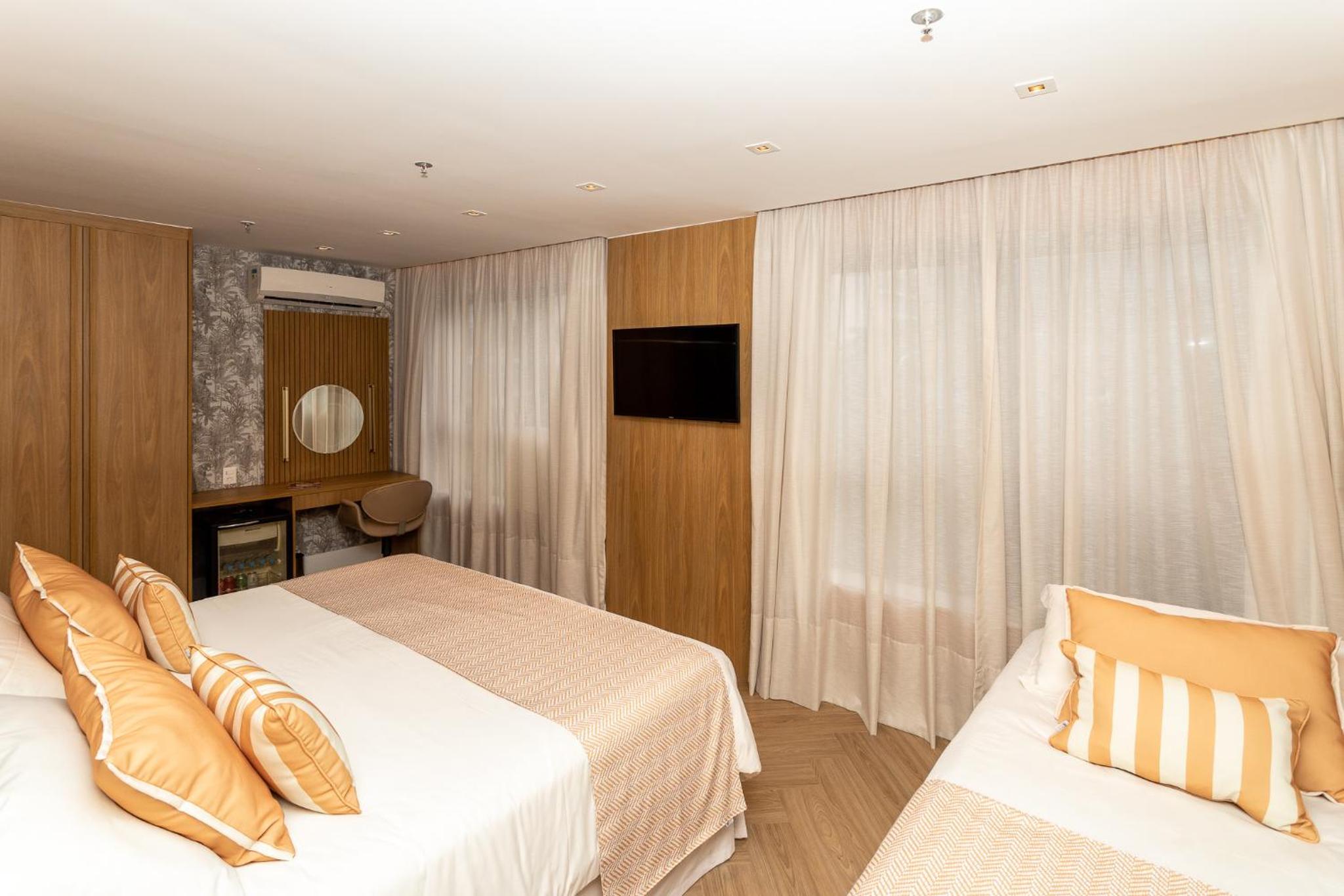 Luxury Triple Room thumbnail 5