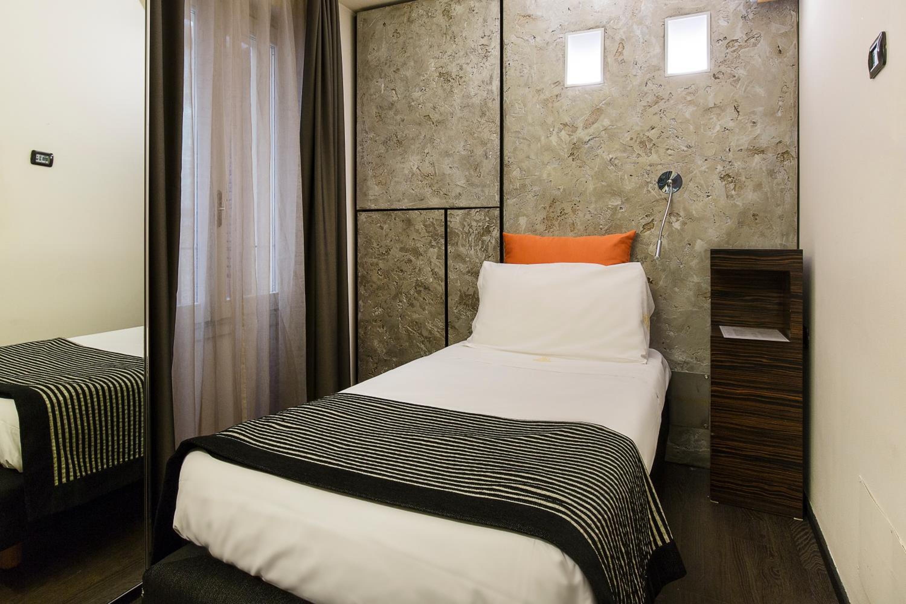 Single Room - Photo 2