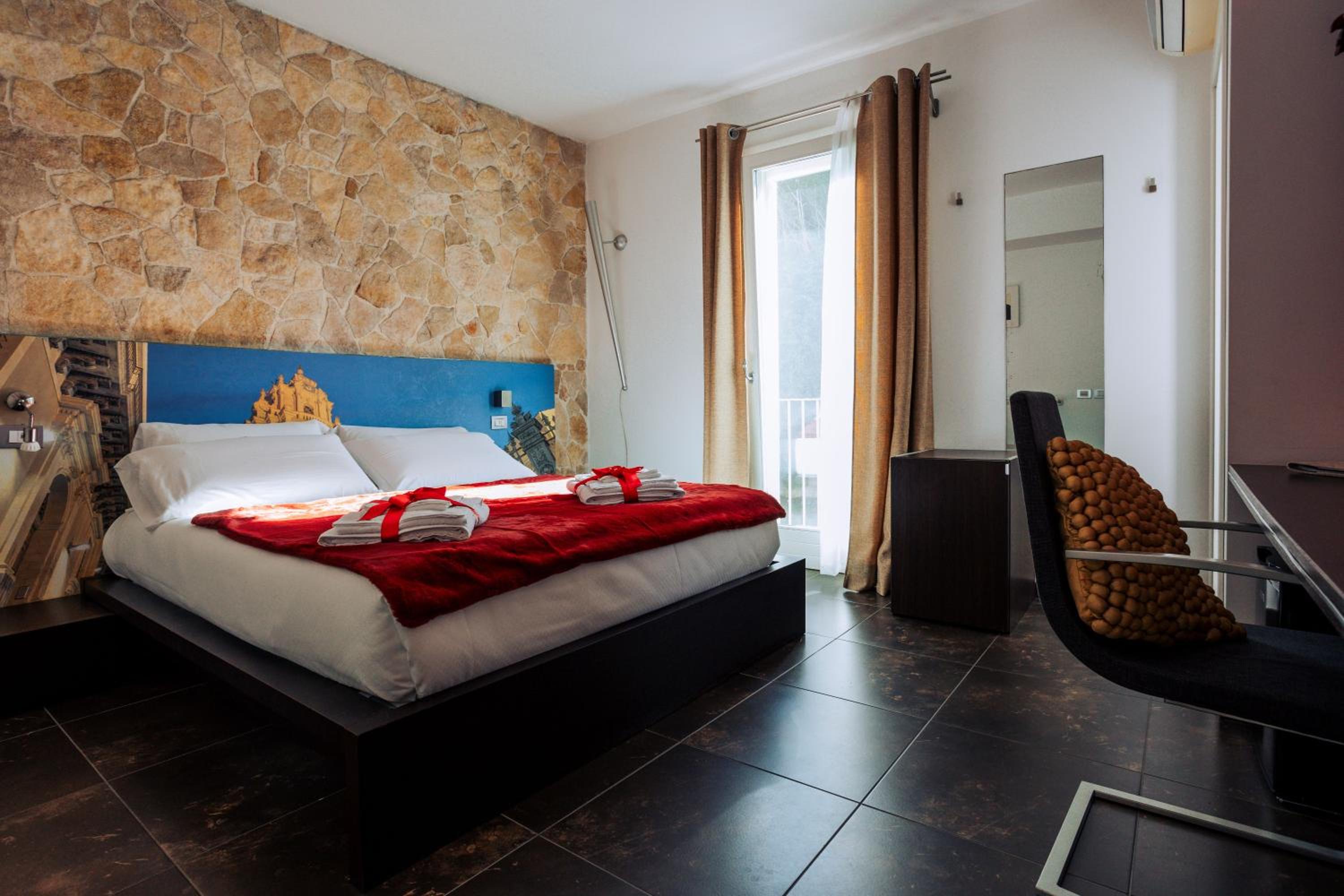 Standard King Room photo 2