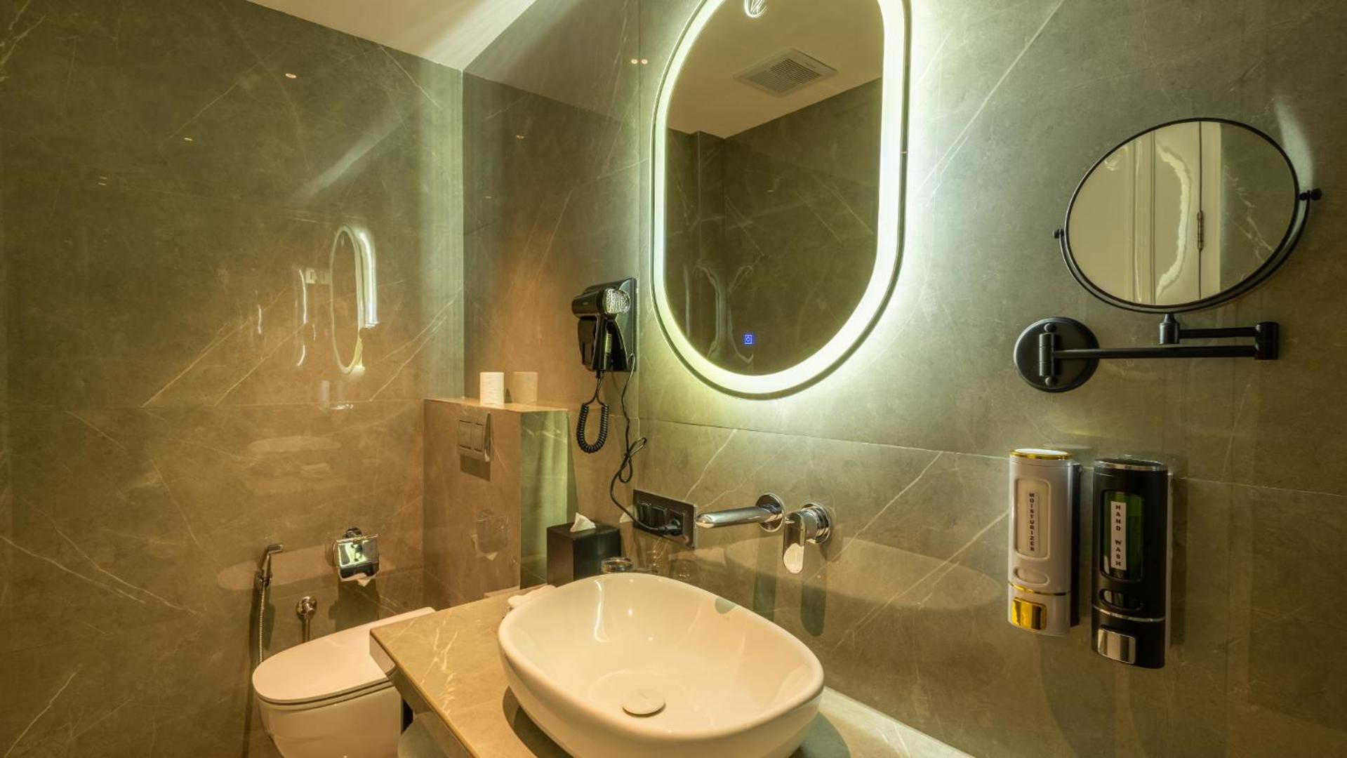 Deluxe King Room - Photo 2