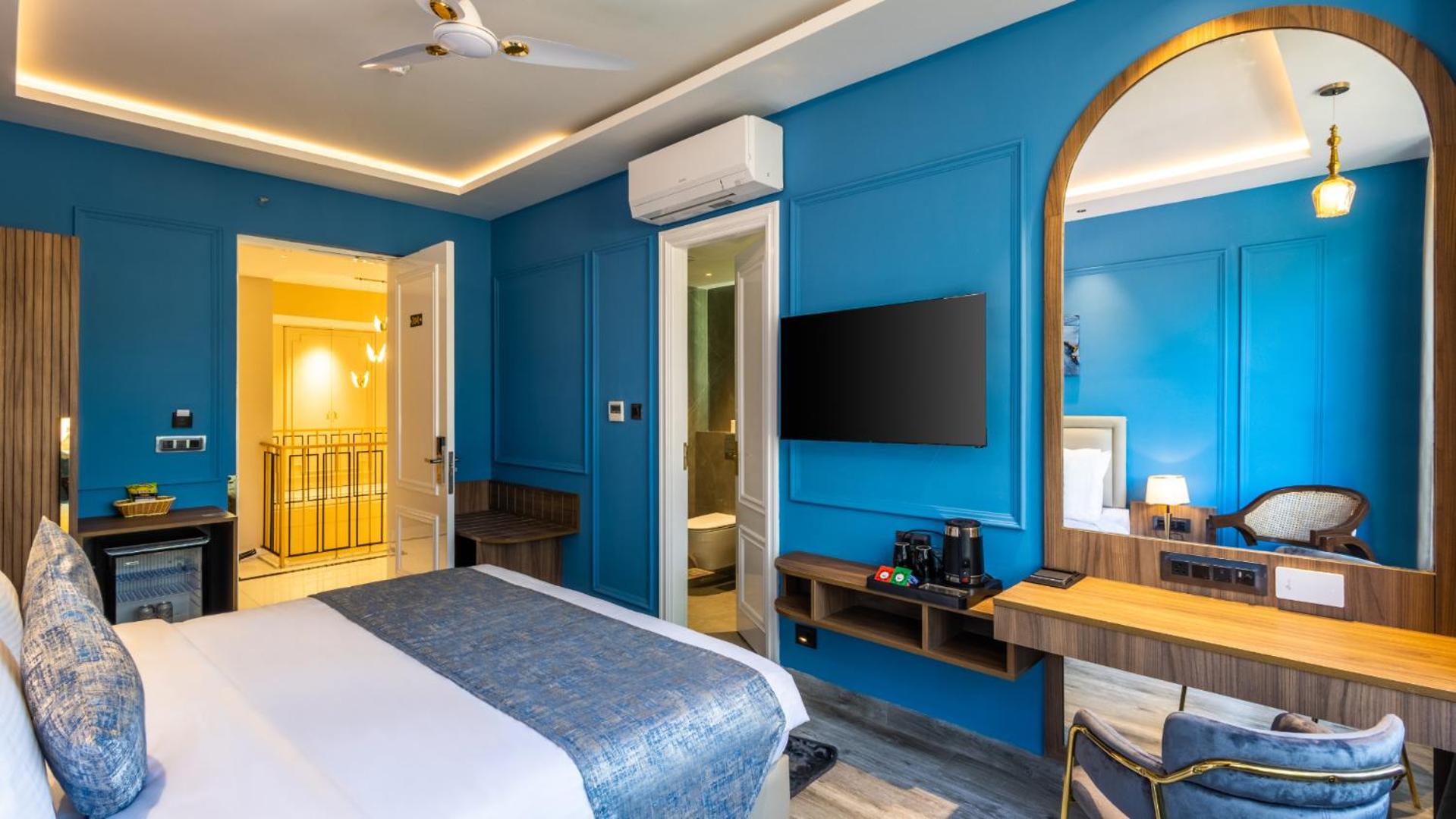 Deluxe King Room - Photo 4