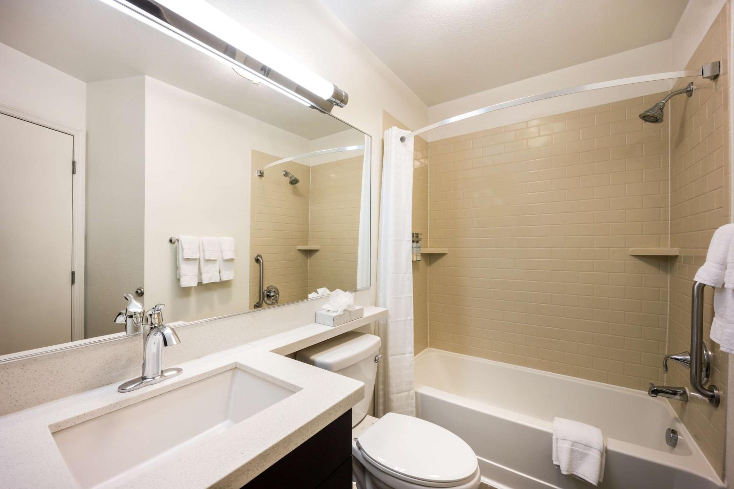 Queen Studio Suite with Bathtub - Mobility Accessible - Photo 10