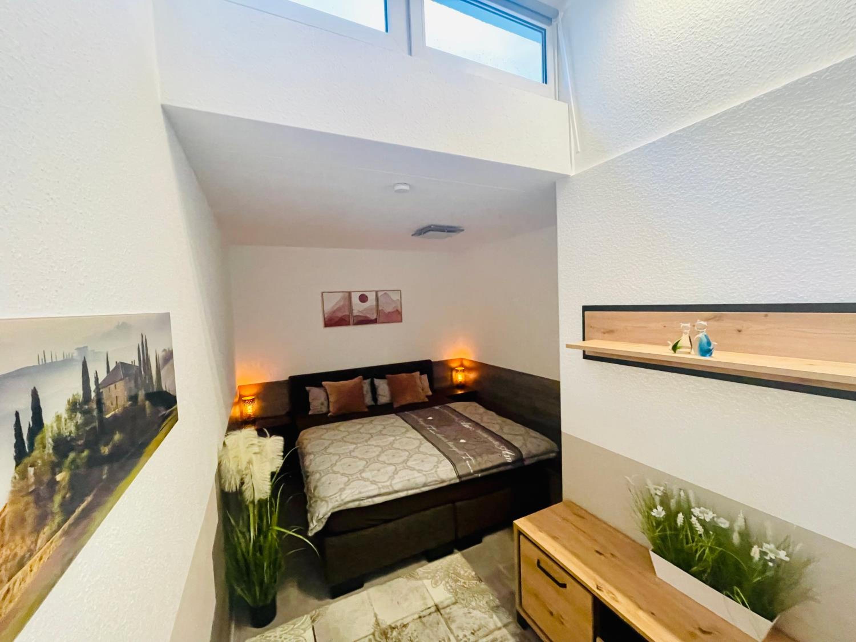 One-Bedroom Apartment photo 1