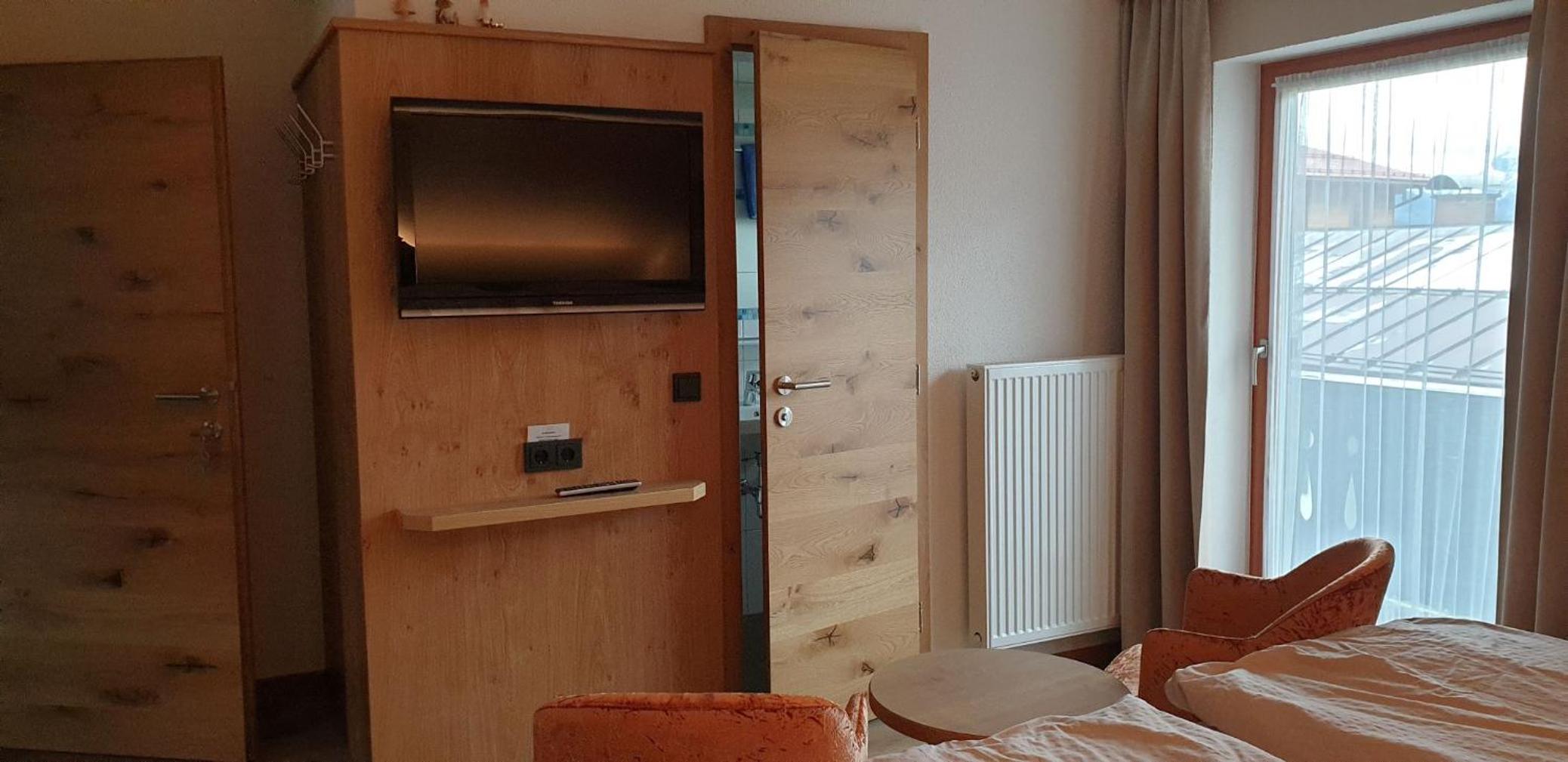 Double Room with Balcony - Photo 17