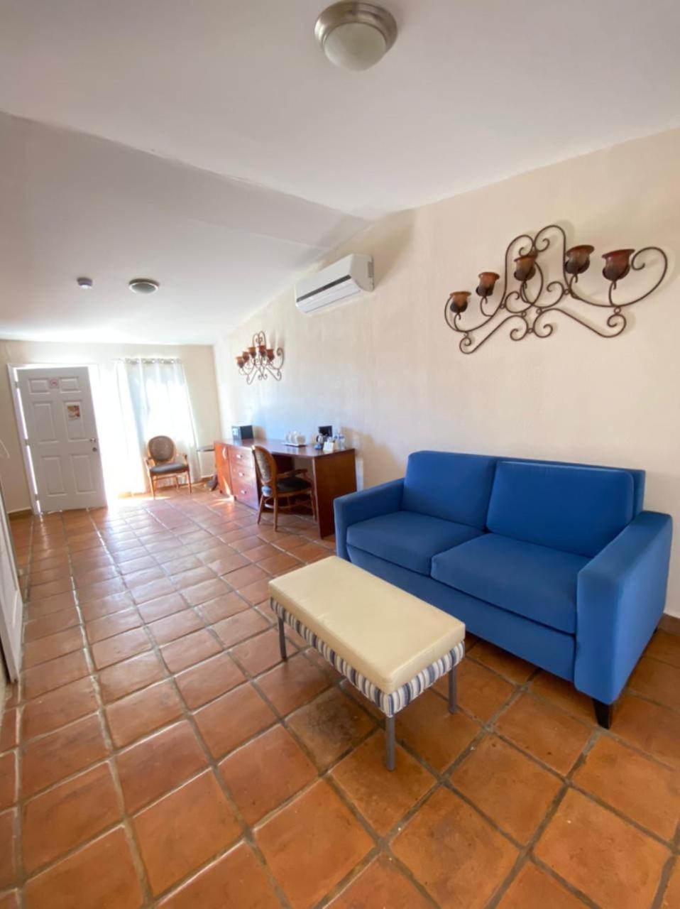 Deluxe Twin Room with Sea View thumbnail 5