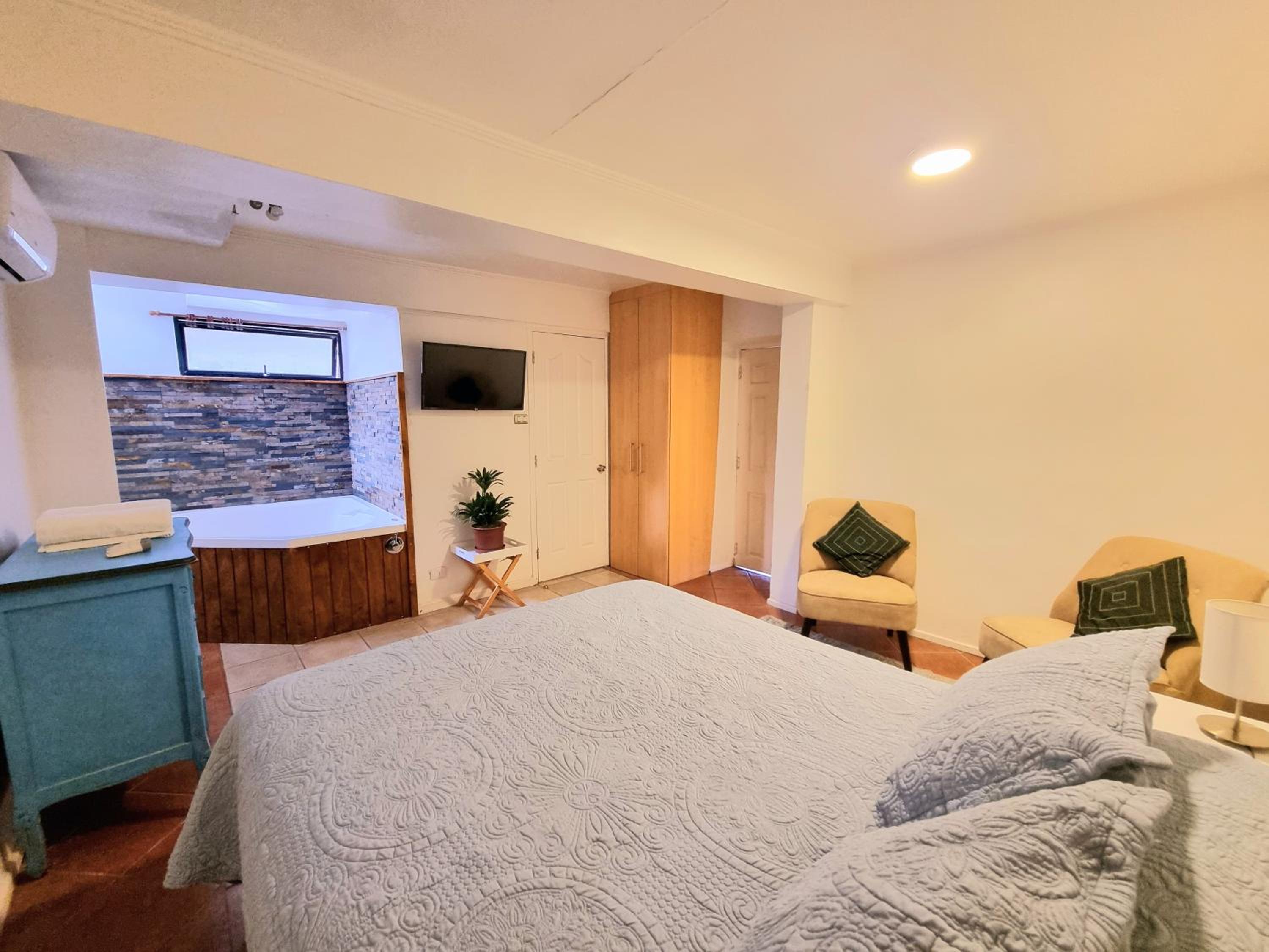 Suite with Spa Bath photo 3
