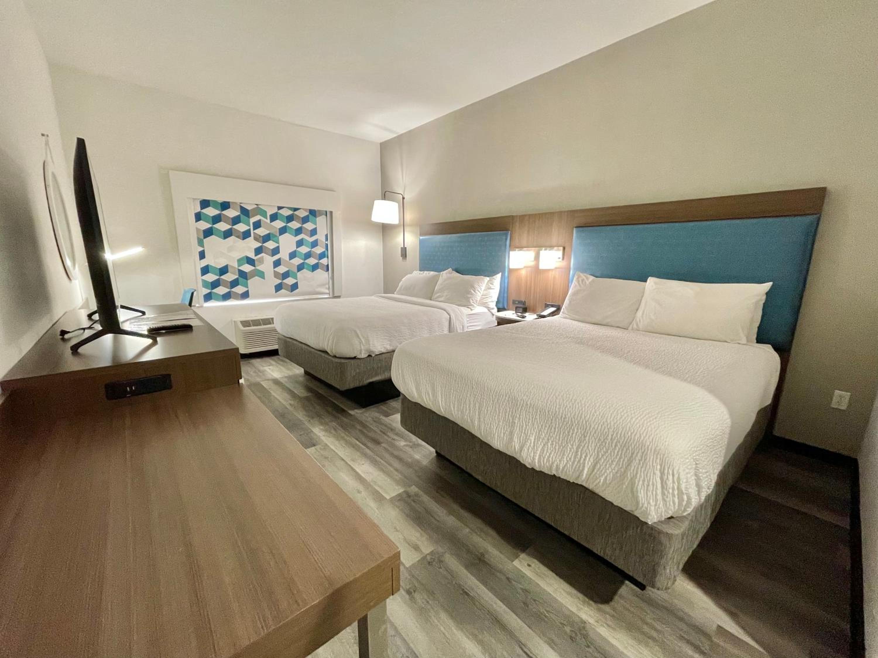 Queen Room with Two Queen Beds - Non-Smoking - Photo 1