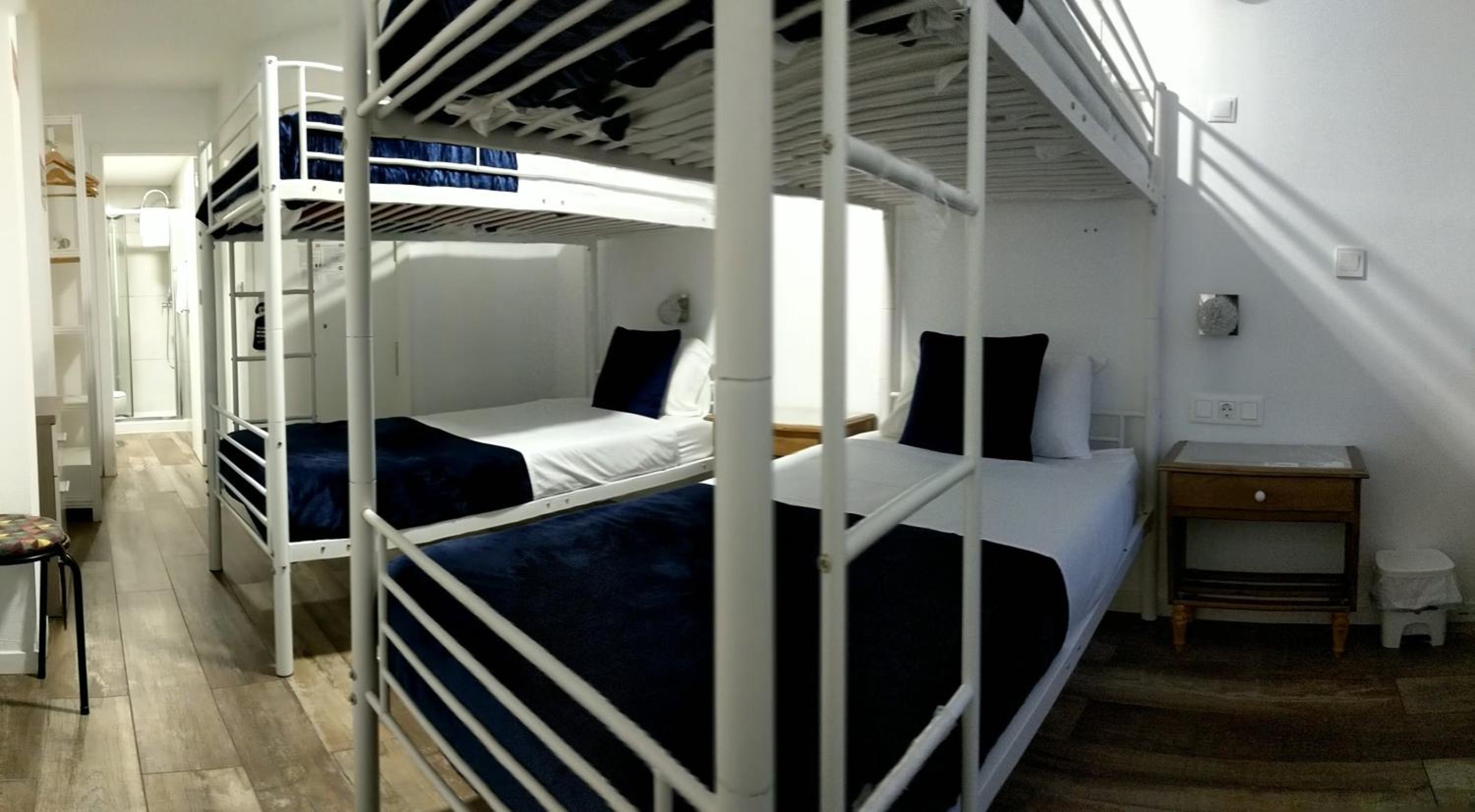 Deluxe Double Room with Shower - Photo 4