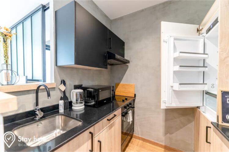 Apartment with Balcony - Photo 2