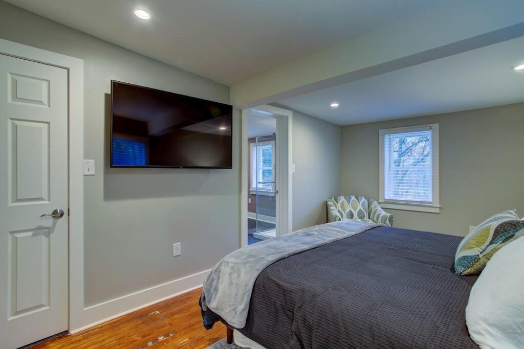 Five-Bedroom House photo 2