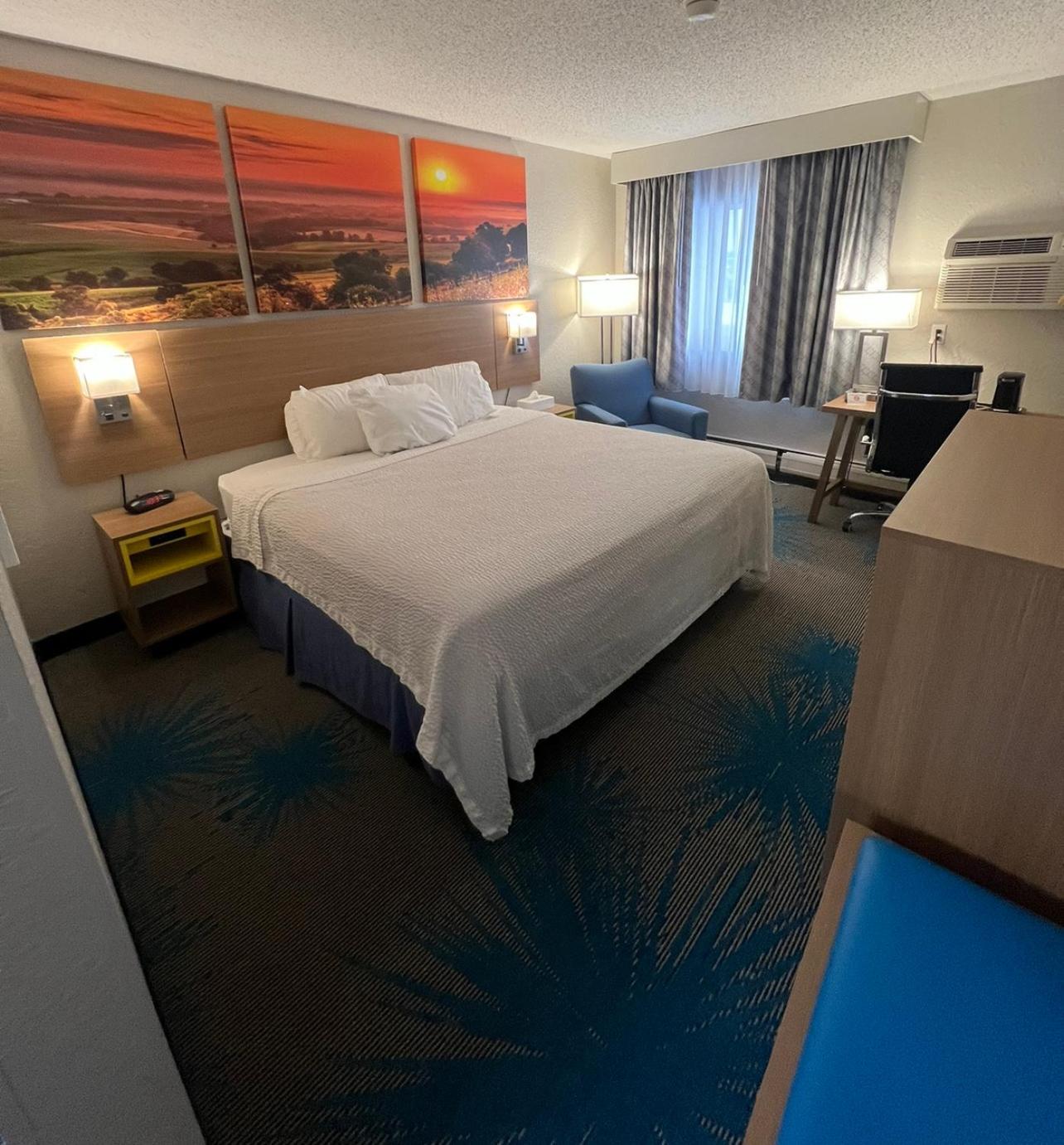 King Room - Non-Smoking - Photo 1