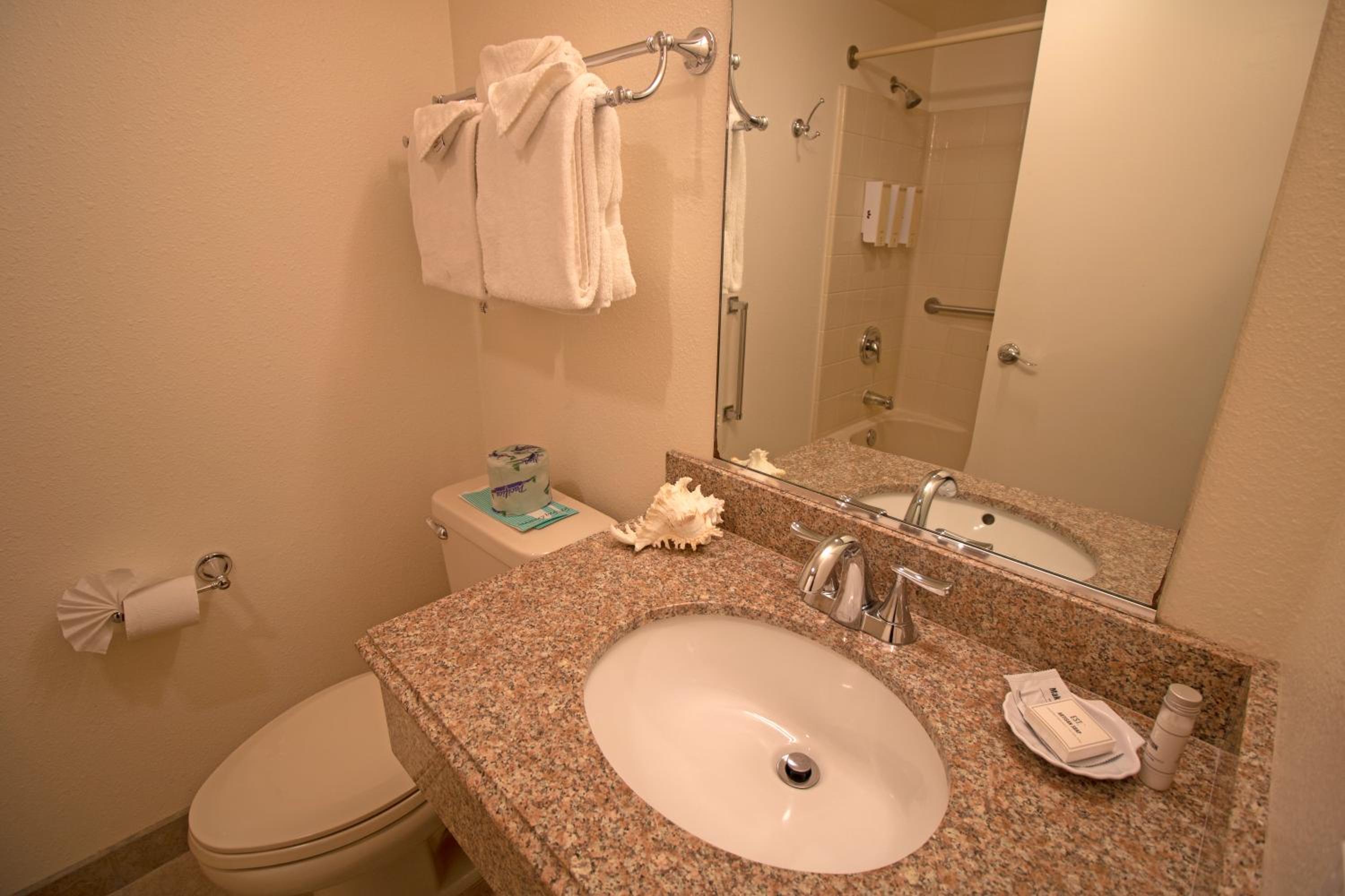 Queen Room with Two Queen Beds - Photo 2