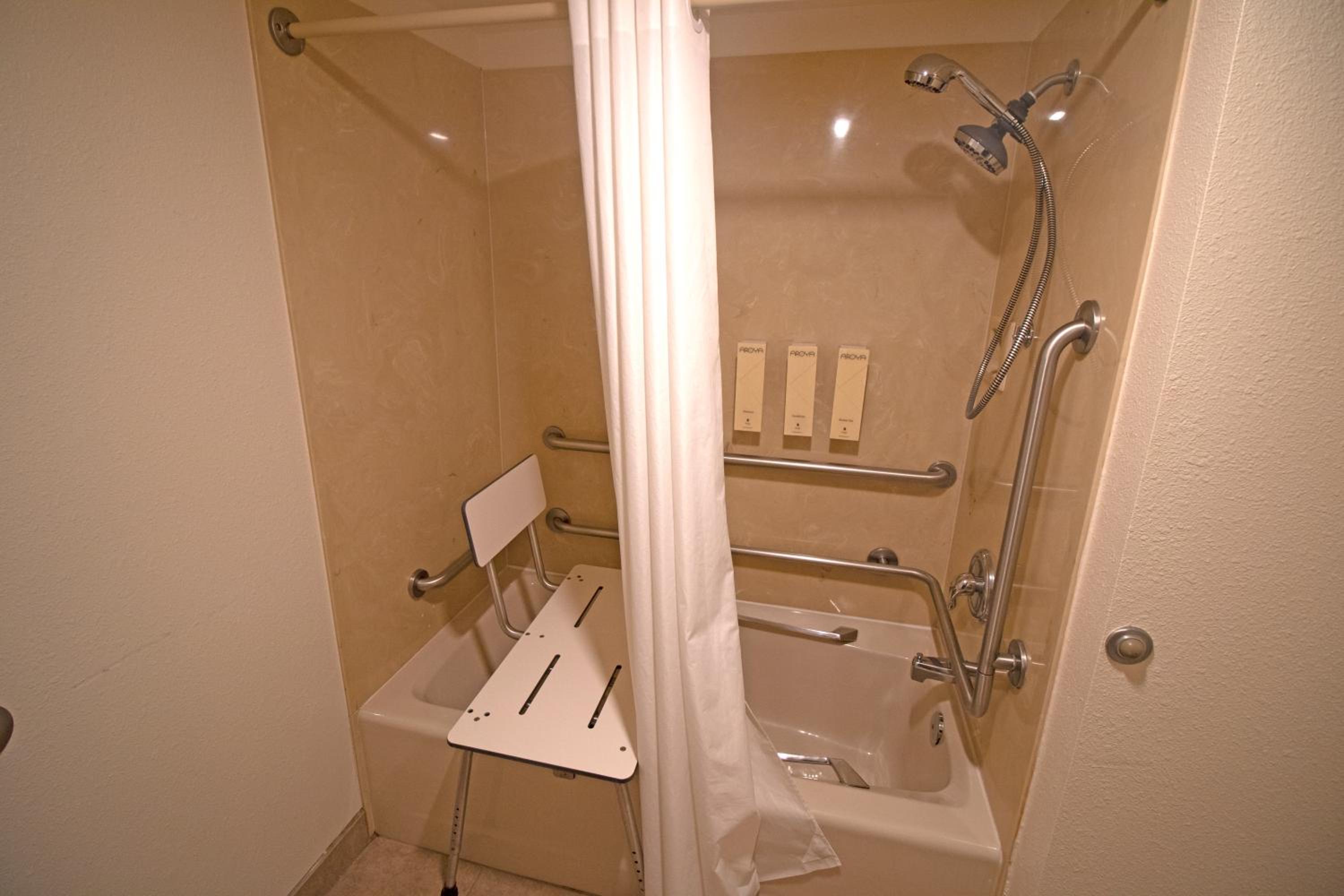 Queen Room - Disability Access - Photo 3