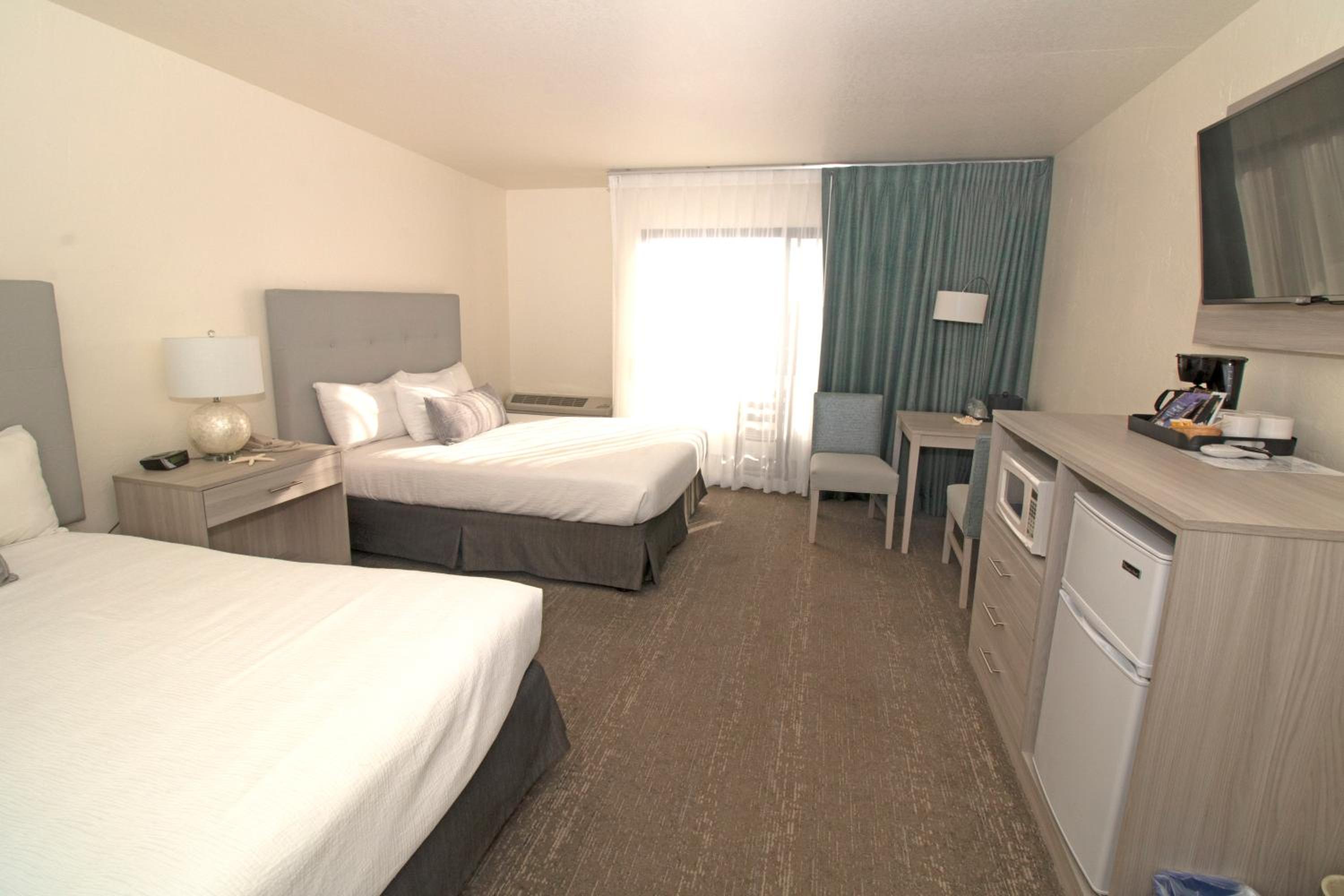 Deluxe Queen Room with Two Queen Beds - Photo 5