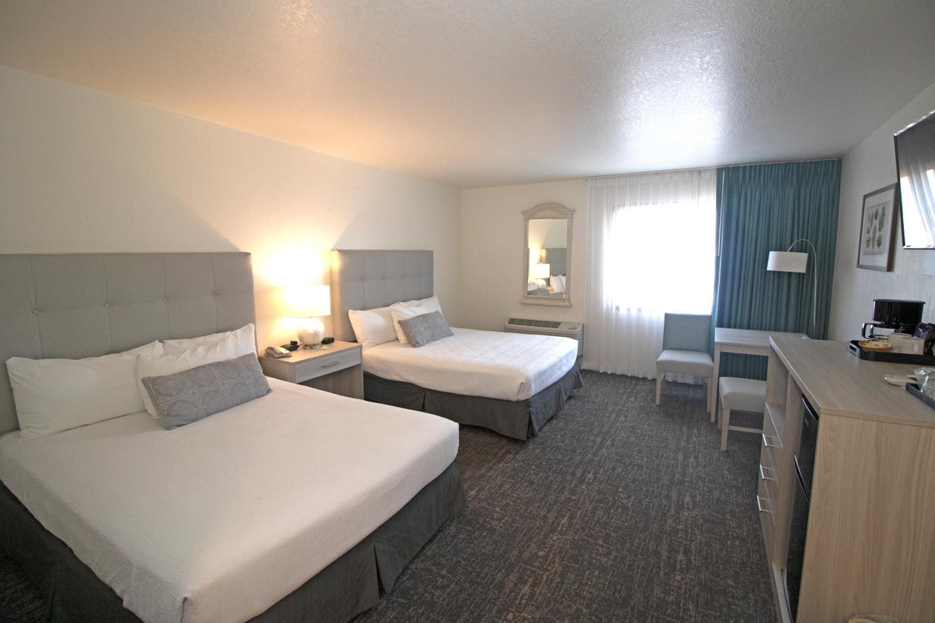 Queen Room with Two Queen Beds - Photo 4