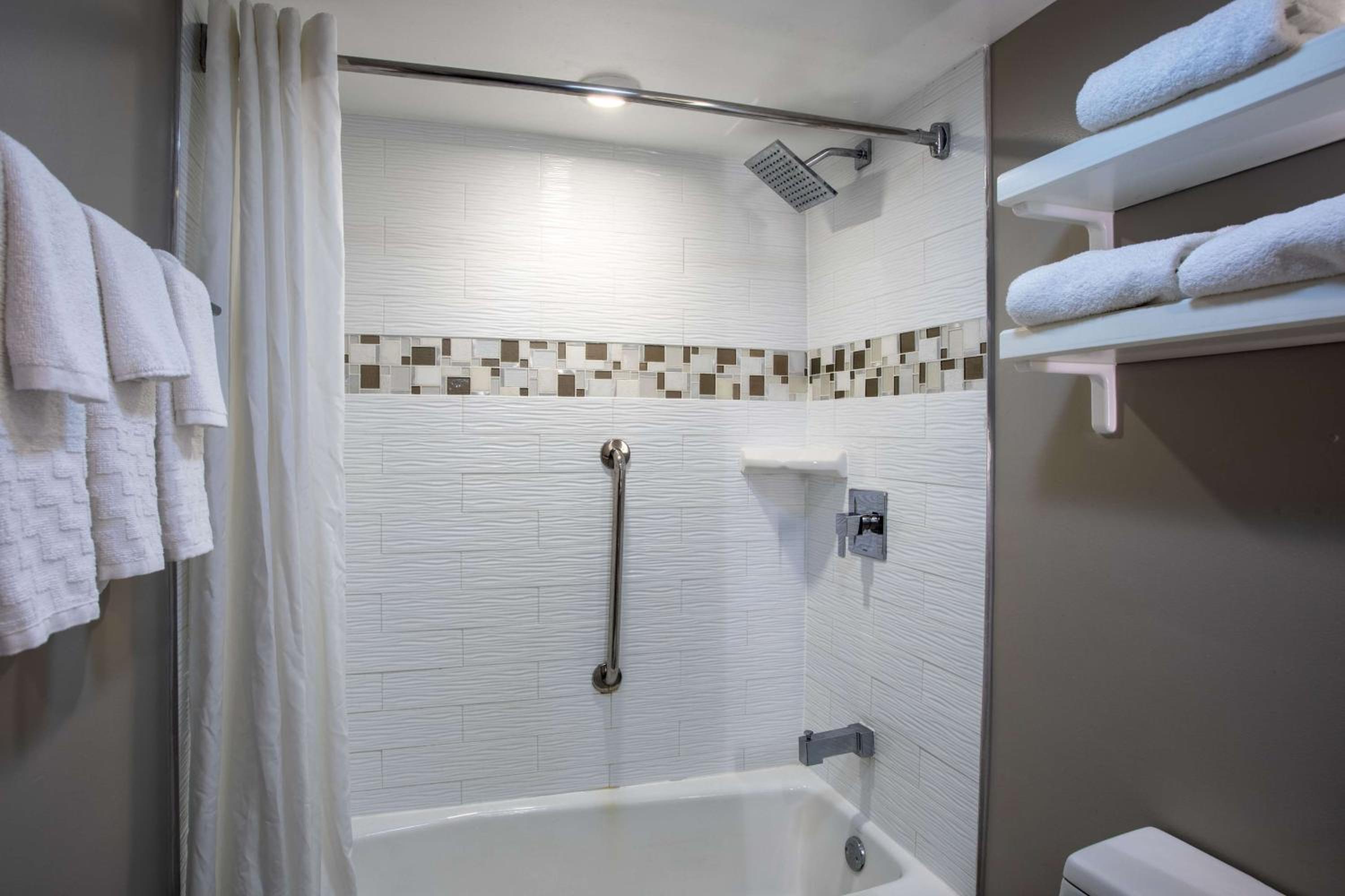 King Room with Roll-In Shower - Disability Access - Photo 4