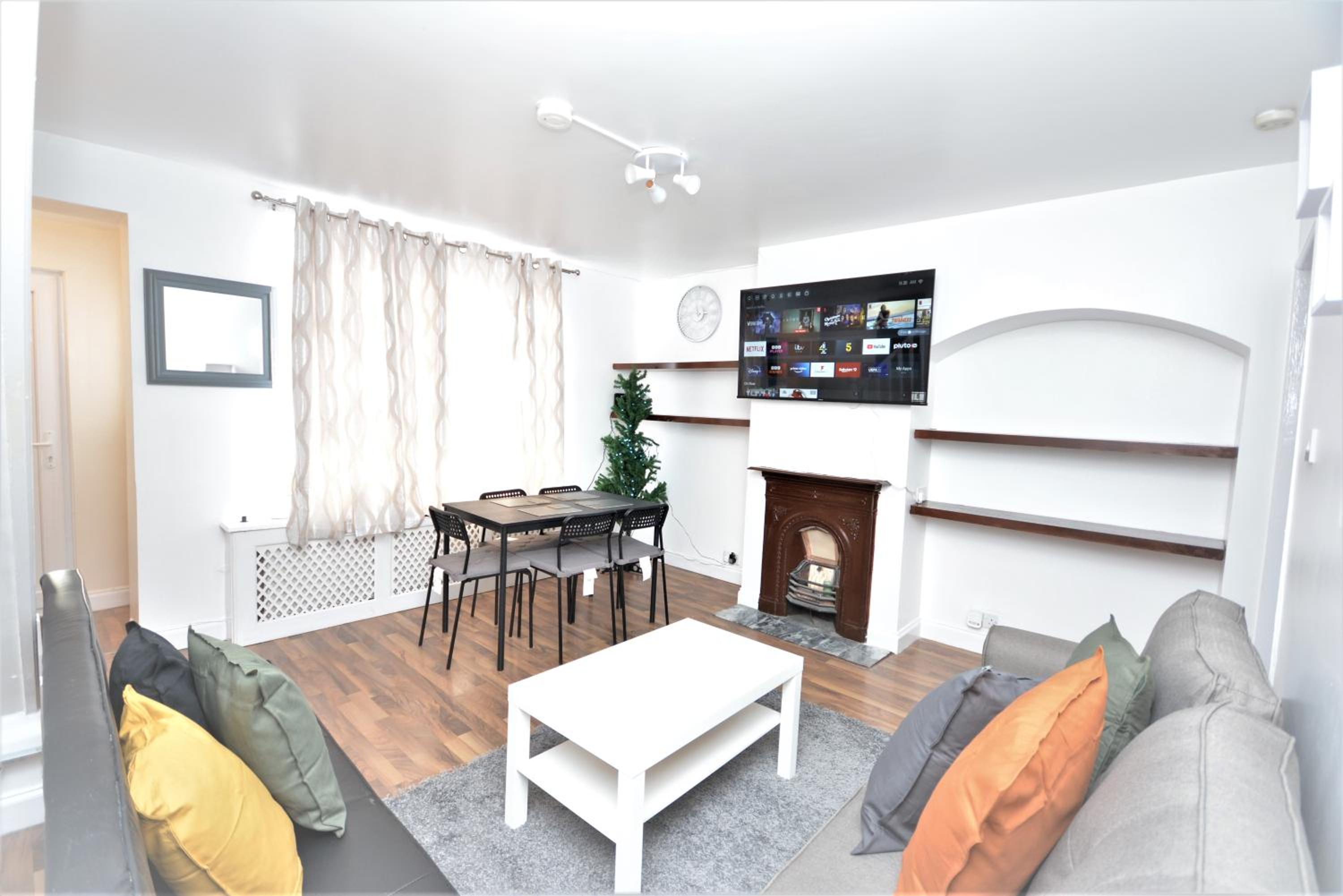 Three-Bedroom House photo 3