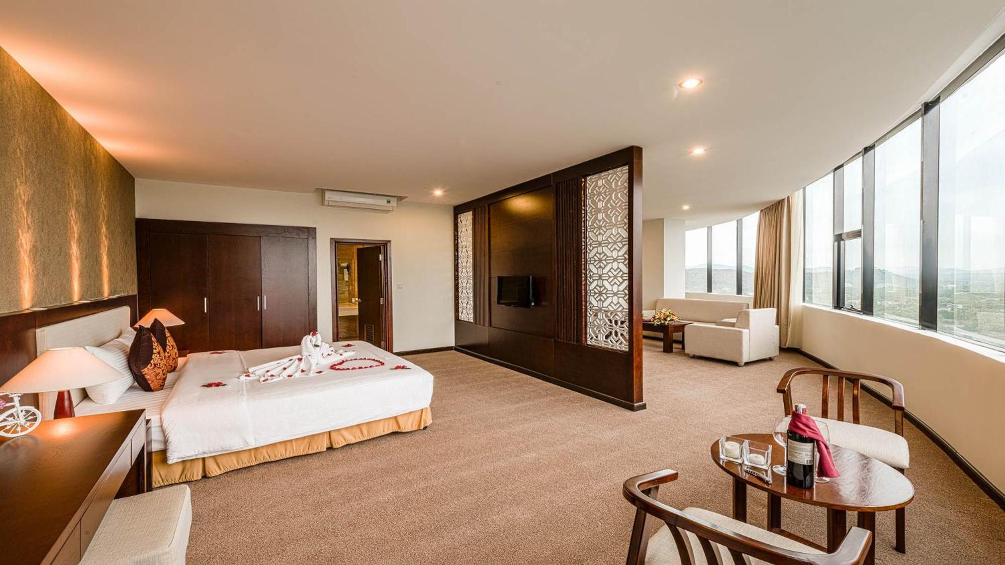 Executive Suite - Photo 5