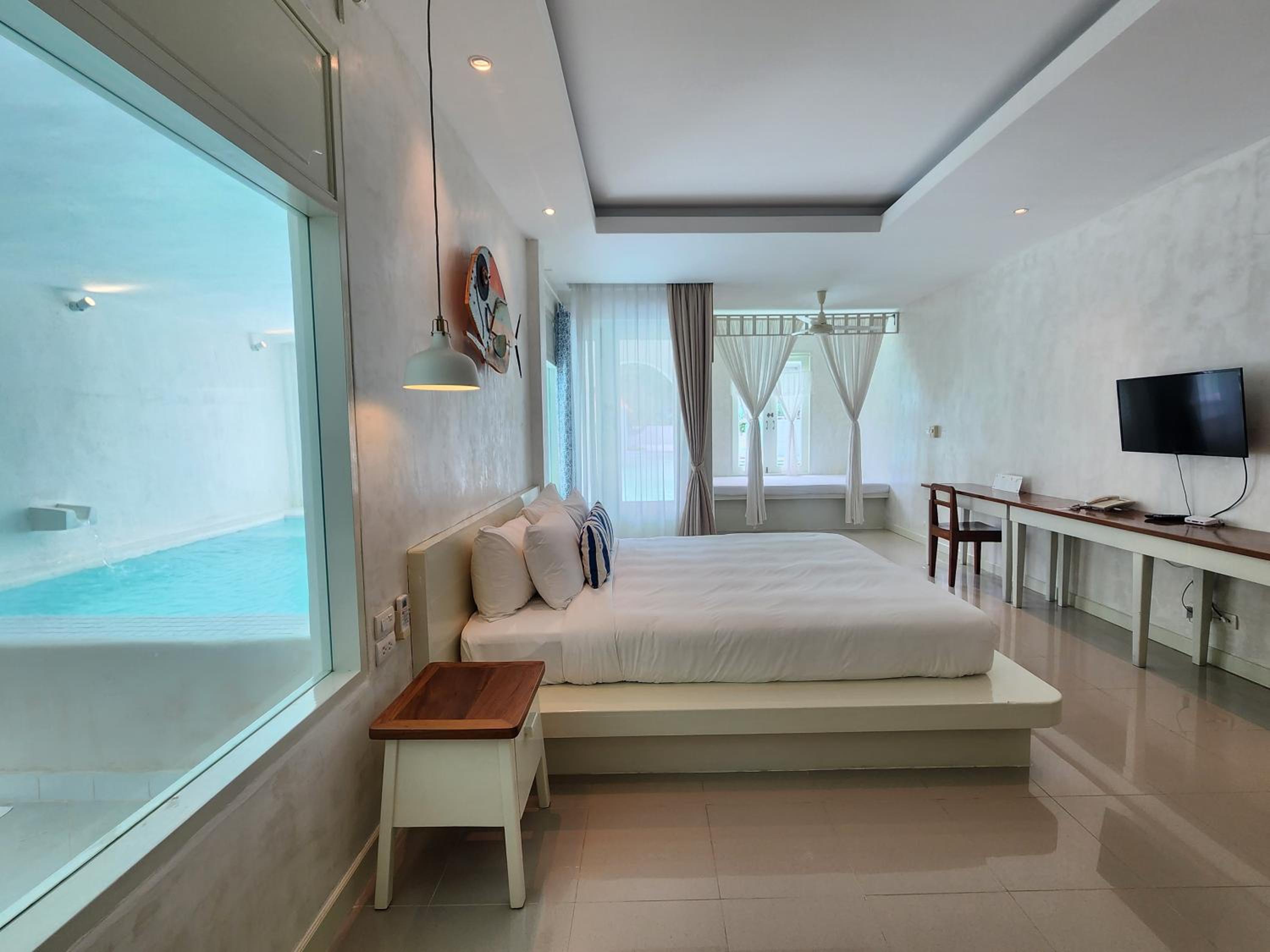 Romantic River Access with pool - Photo 1