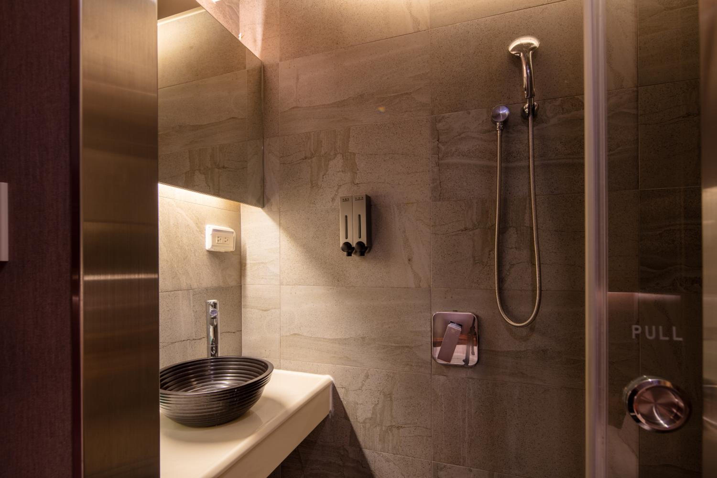 Single Room with Private Bathroom-No Window photo 3