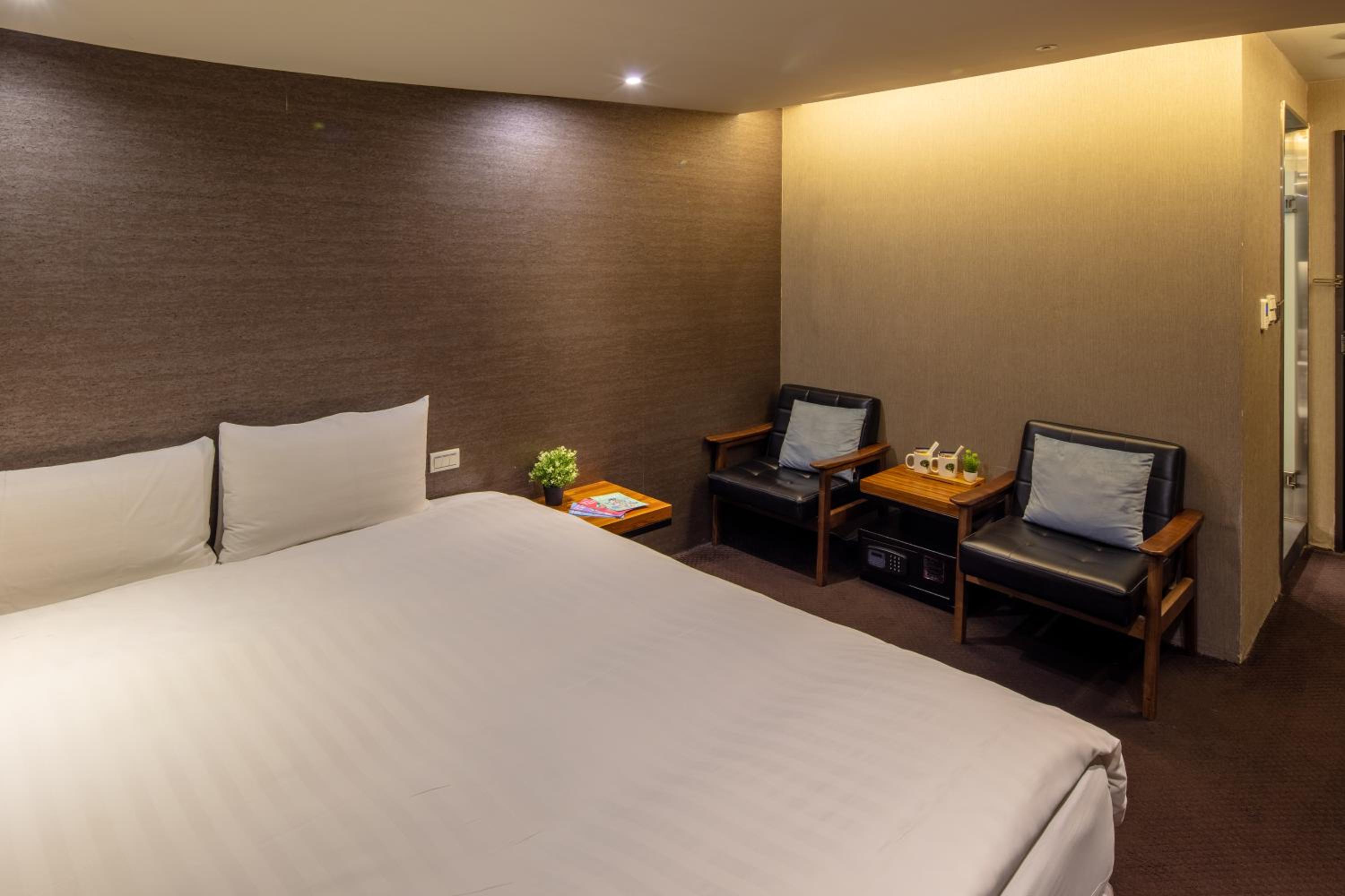 Deluxe Double Room with Bath photo 3