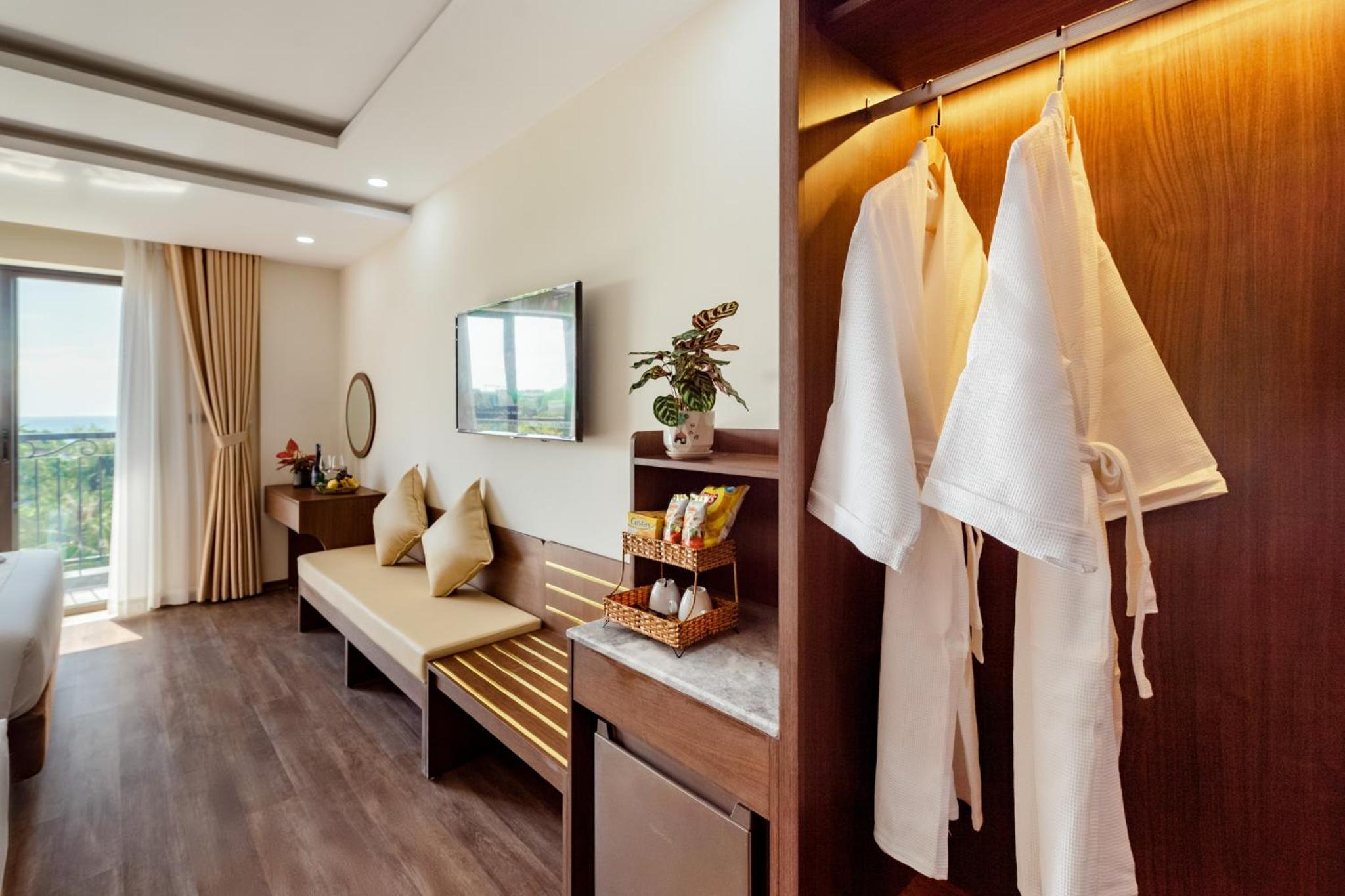 Double or Twin Room with Sea View - Photo 8