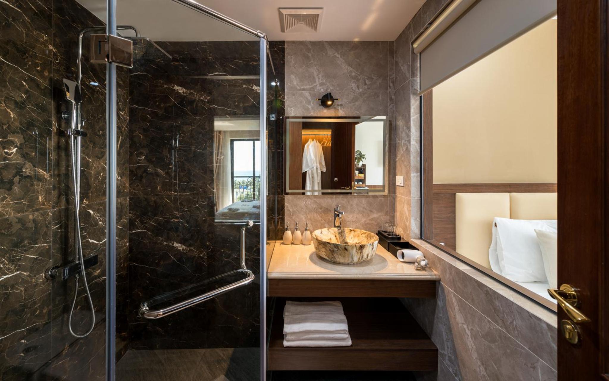 Double or Twin Room with Sea View - Photo 12