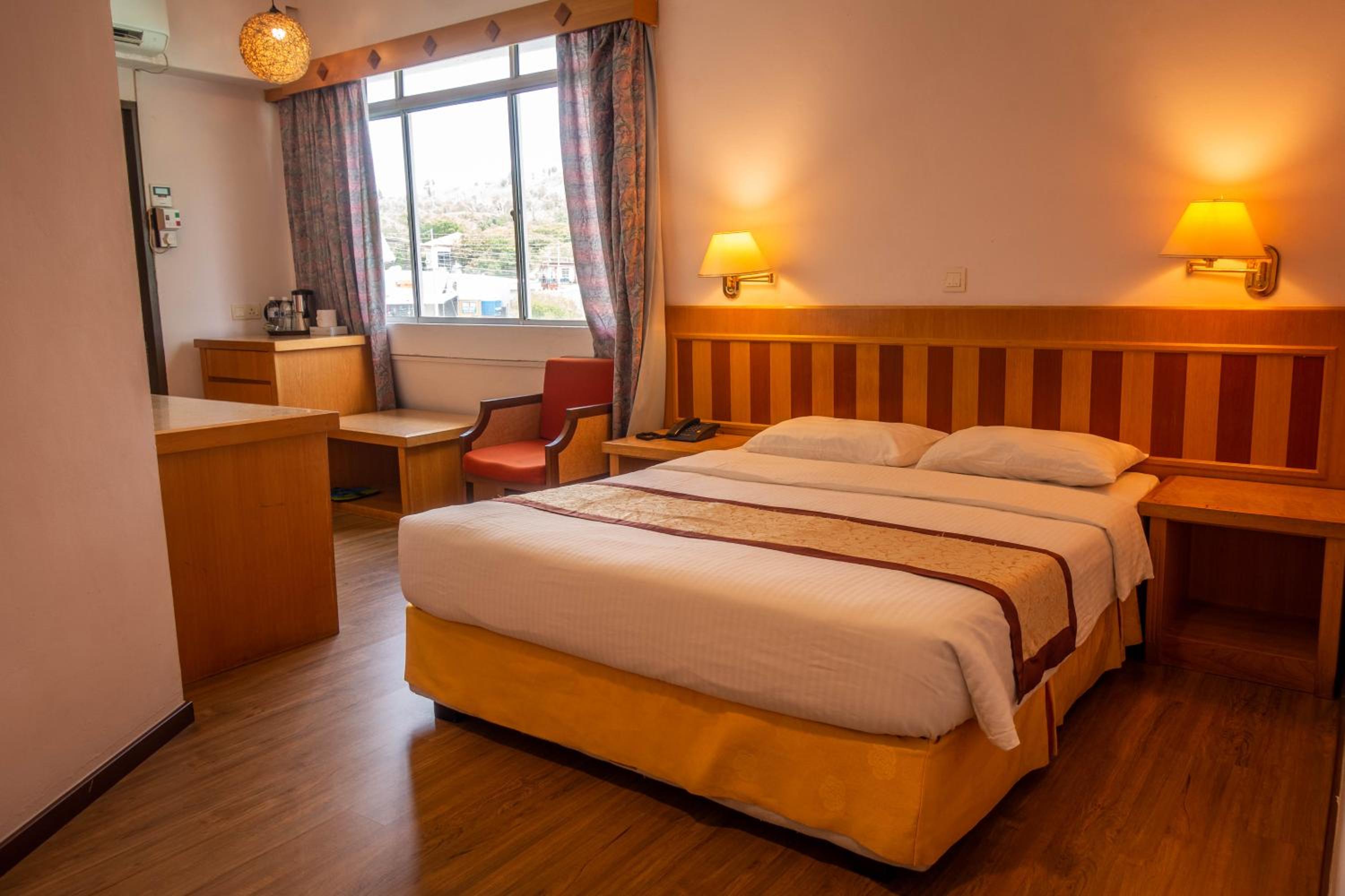 Deluxe Queen Room