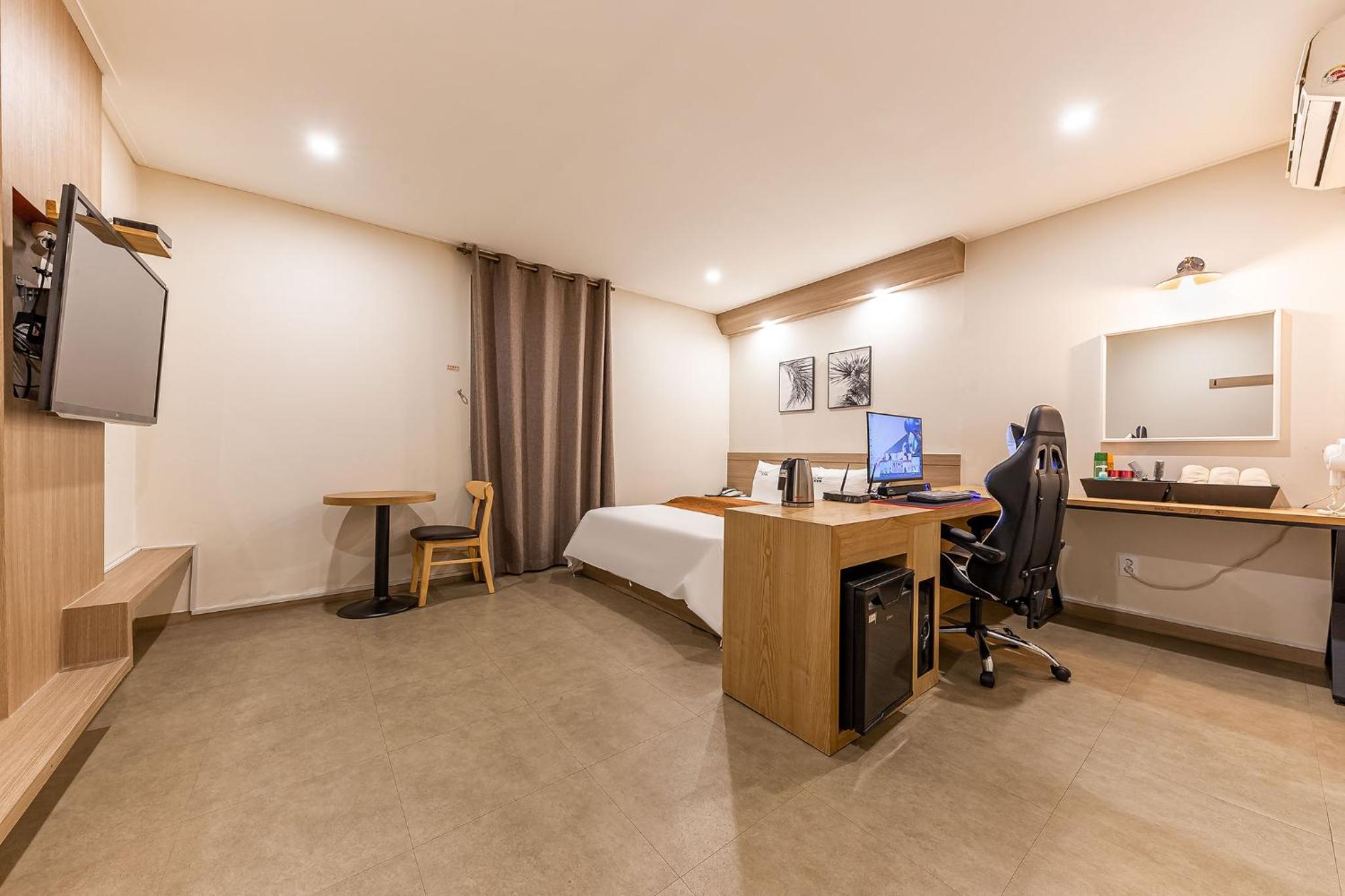 Economy Double Room - Photo 17
