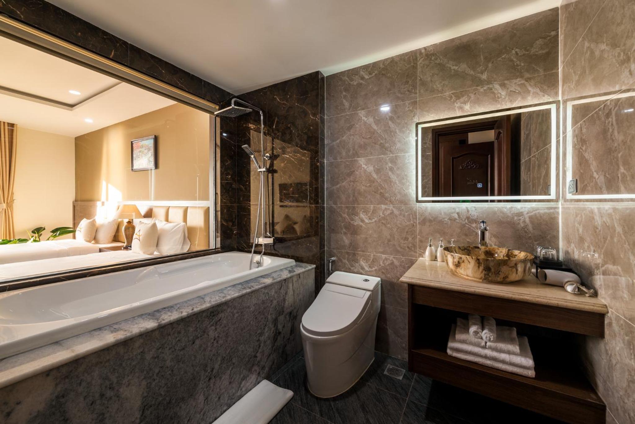 Deluxe Double Room with Balcony and Sea View - Photo 10