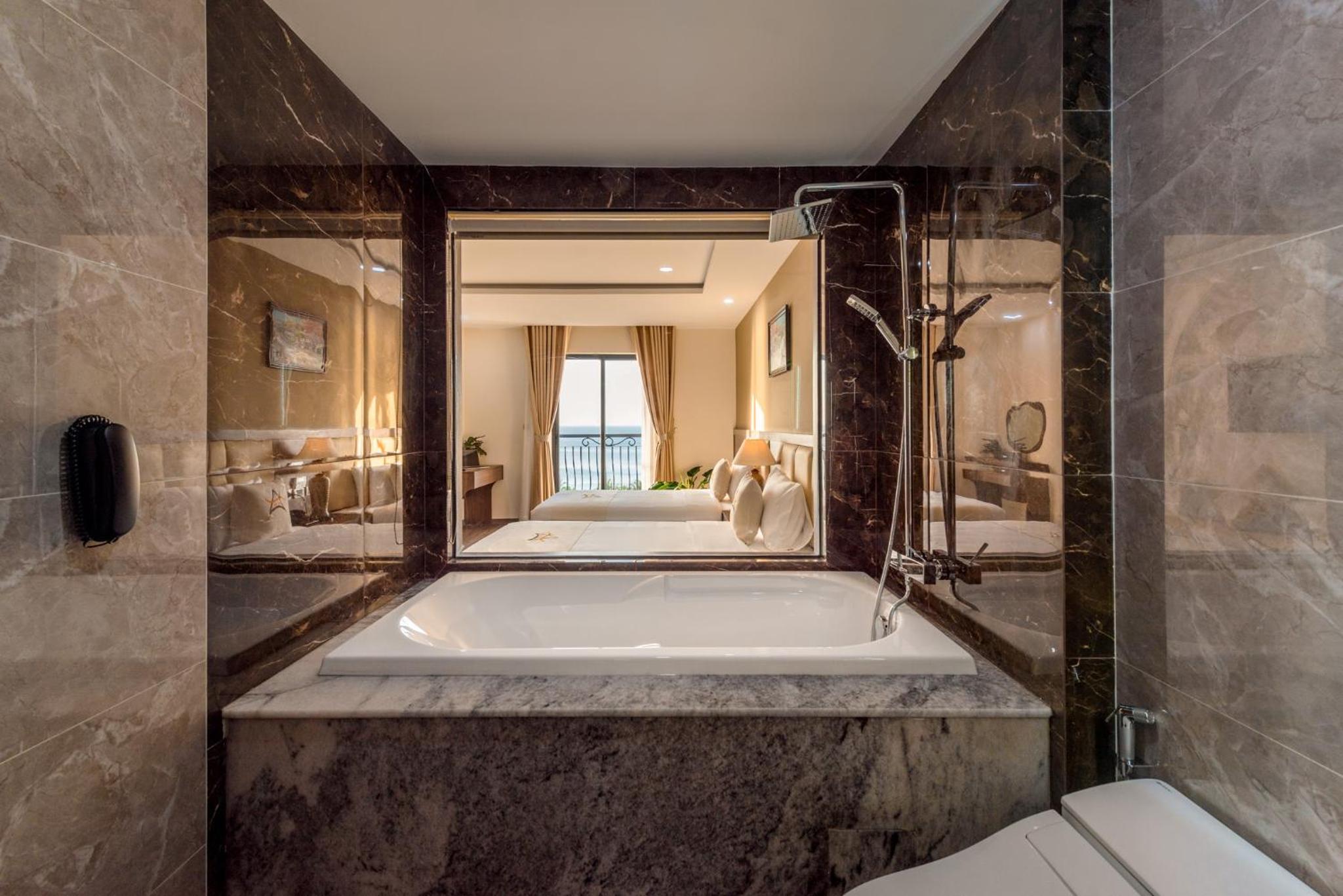 Deluxe Double Room with Balcony and Sea View - Photo 15