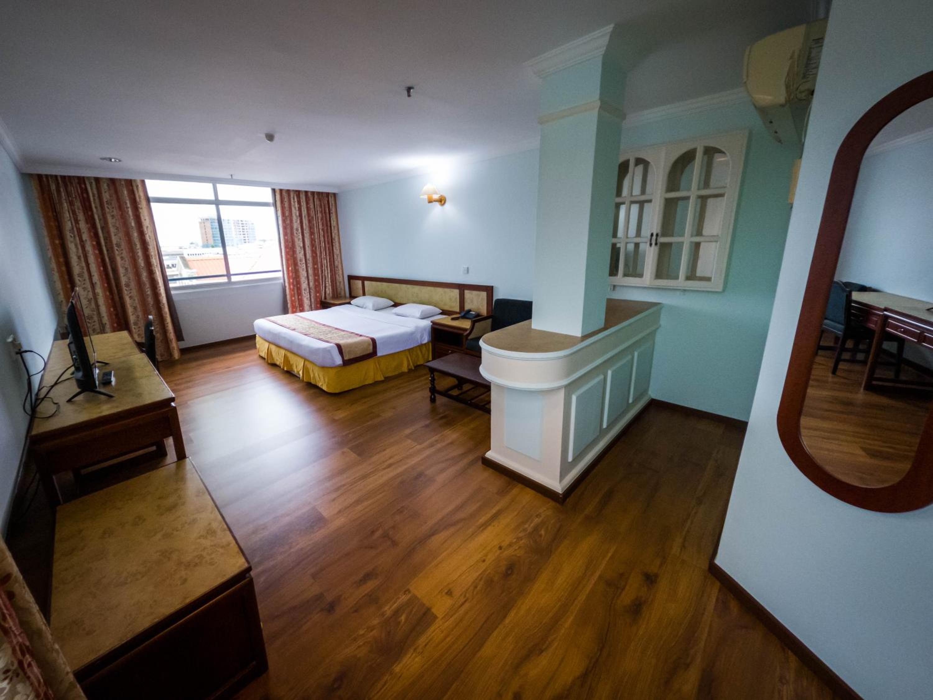 Deluxe King Room photo 2