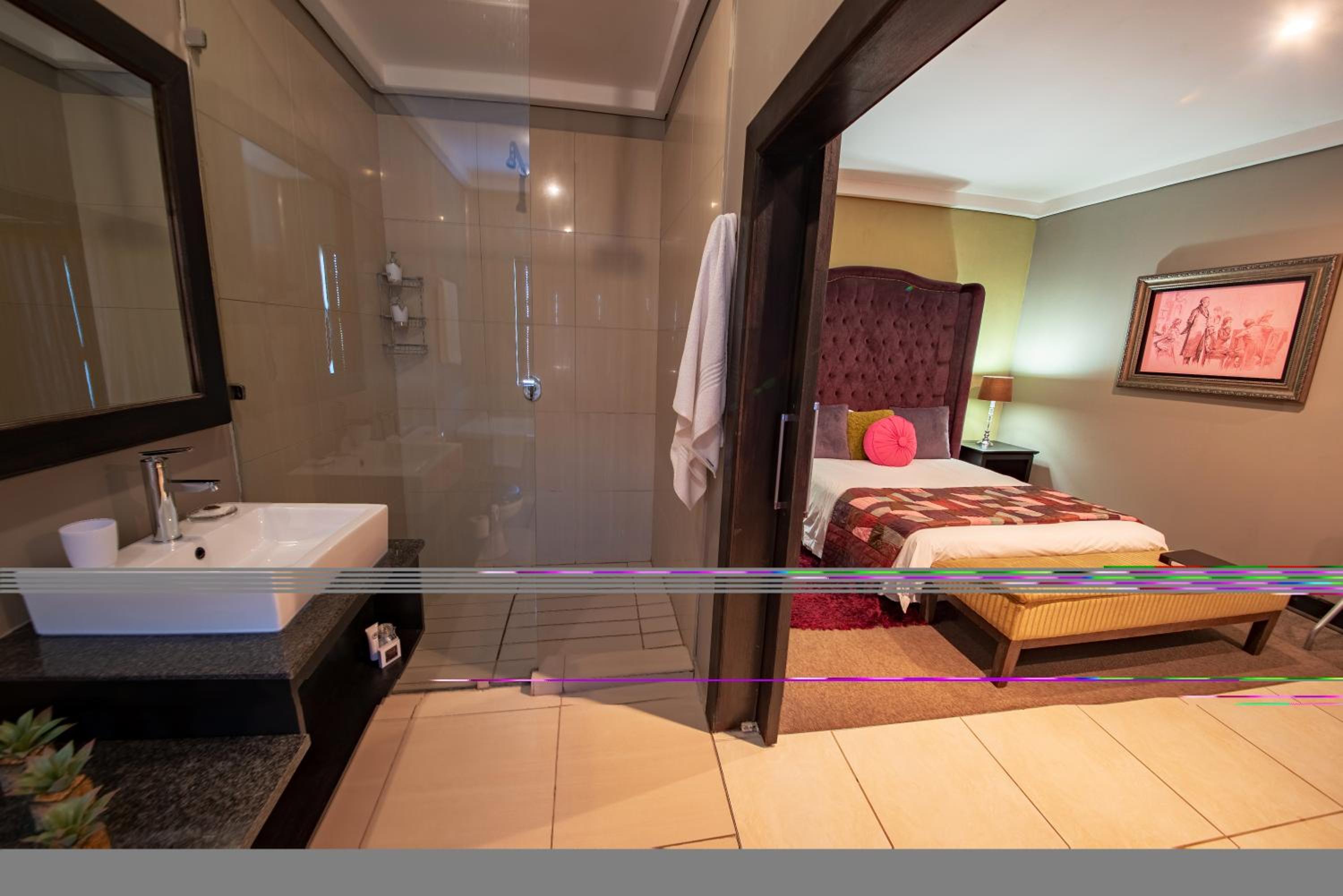 Queen Room photo 2