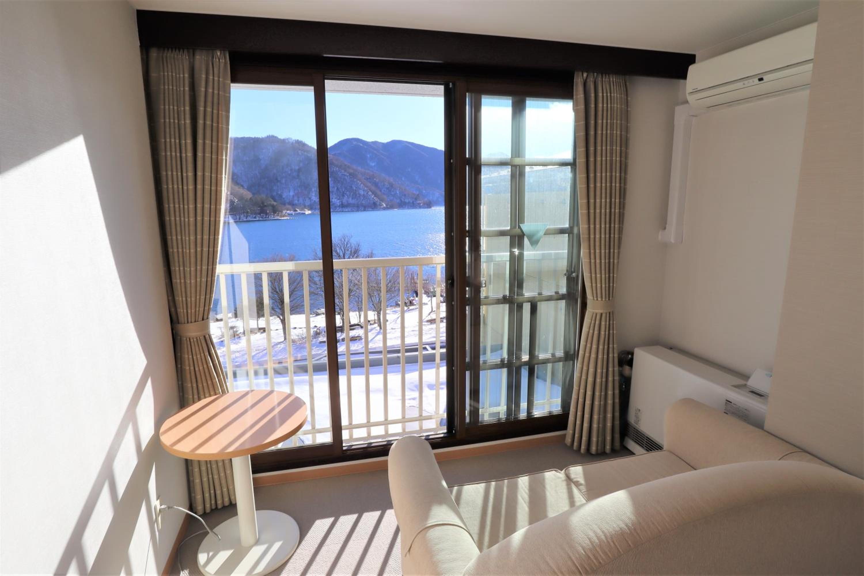 Standard Twin Room with Lake View thumbnail 6