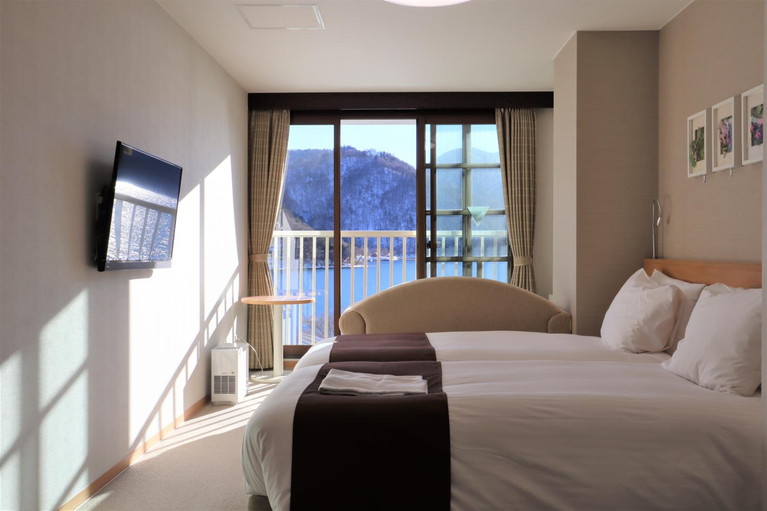Standard Twin Room with Lake View