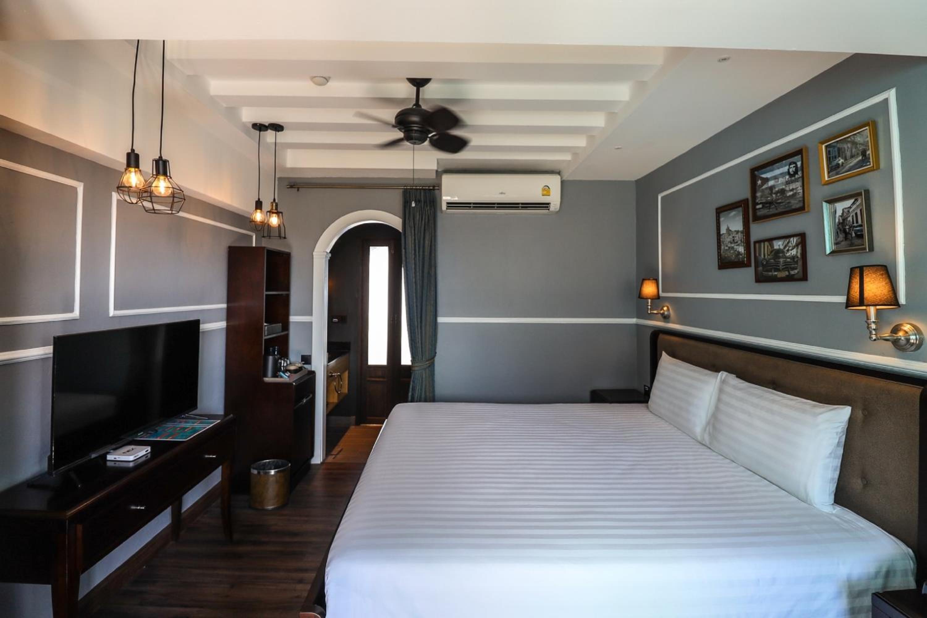 Havana Deluxe King Room