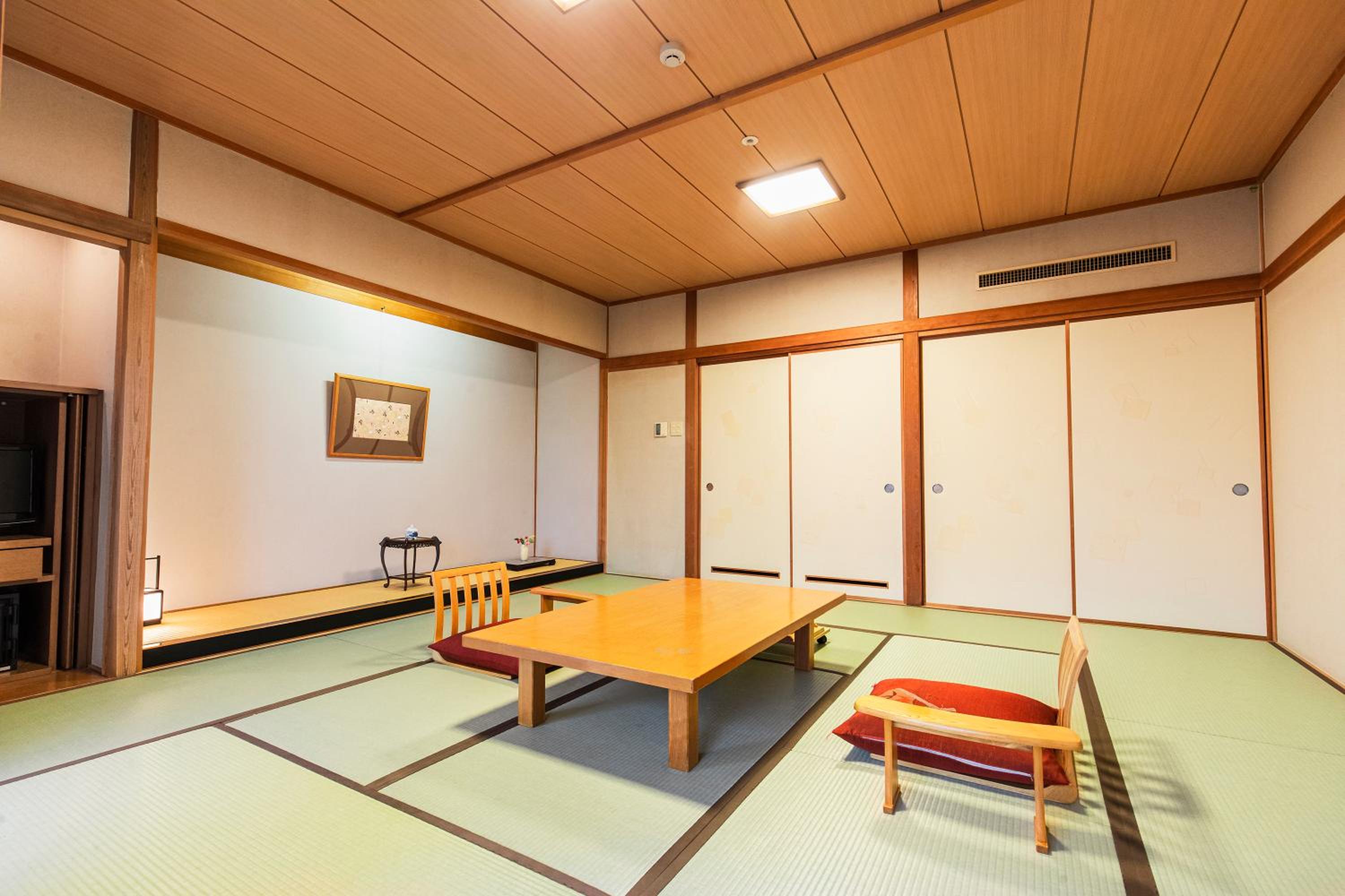 Japanese-Style Standard Room with Mountain View - Photo 6