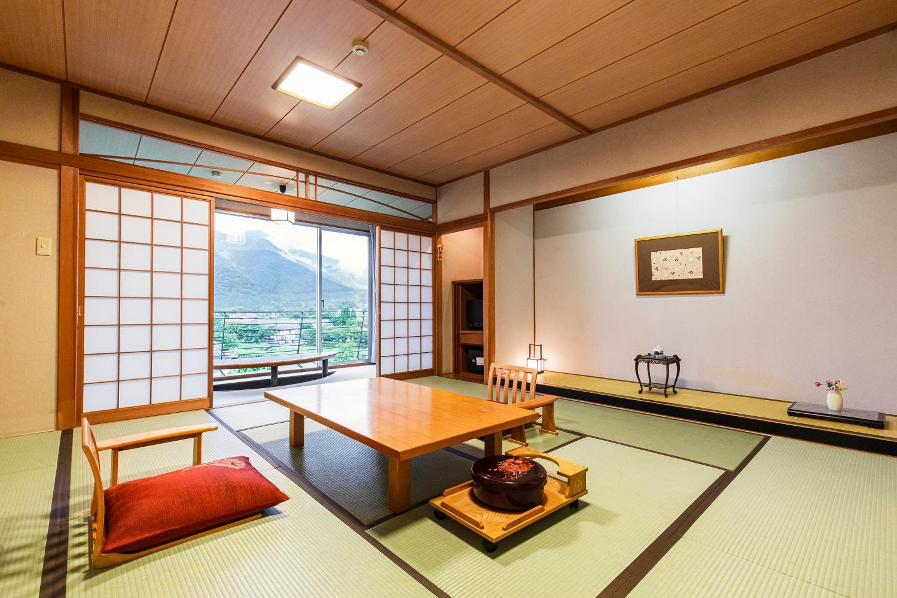 Japanese-Style Standard Room with Mountain View - Photo 1