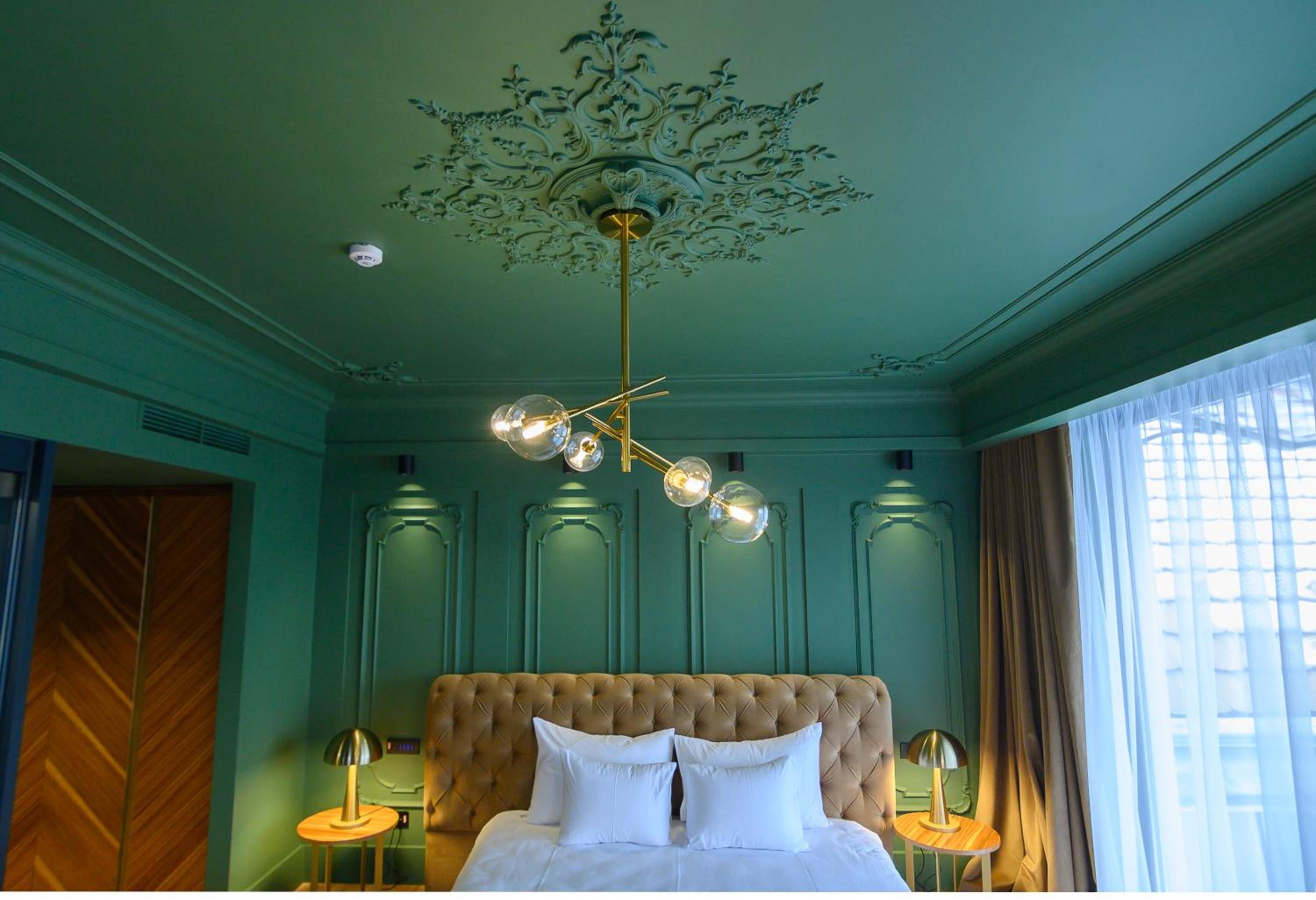 Queen Room photo 2
