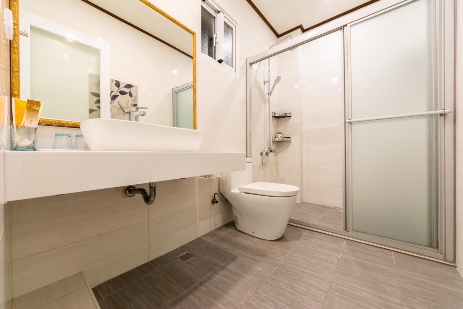 Deluxe Double Room with Balcony - Photo 10