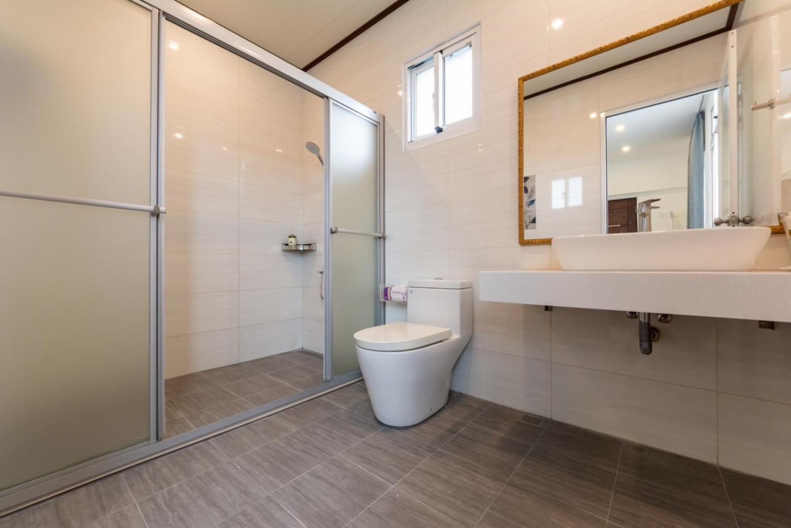Deluxe Double Room with Balcony - Photo 11